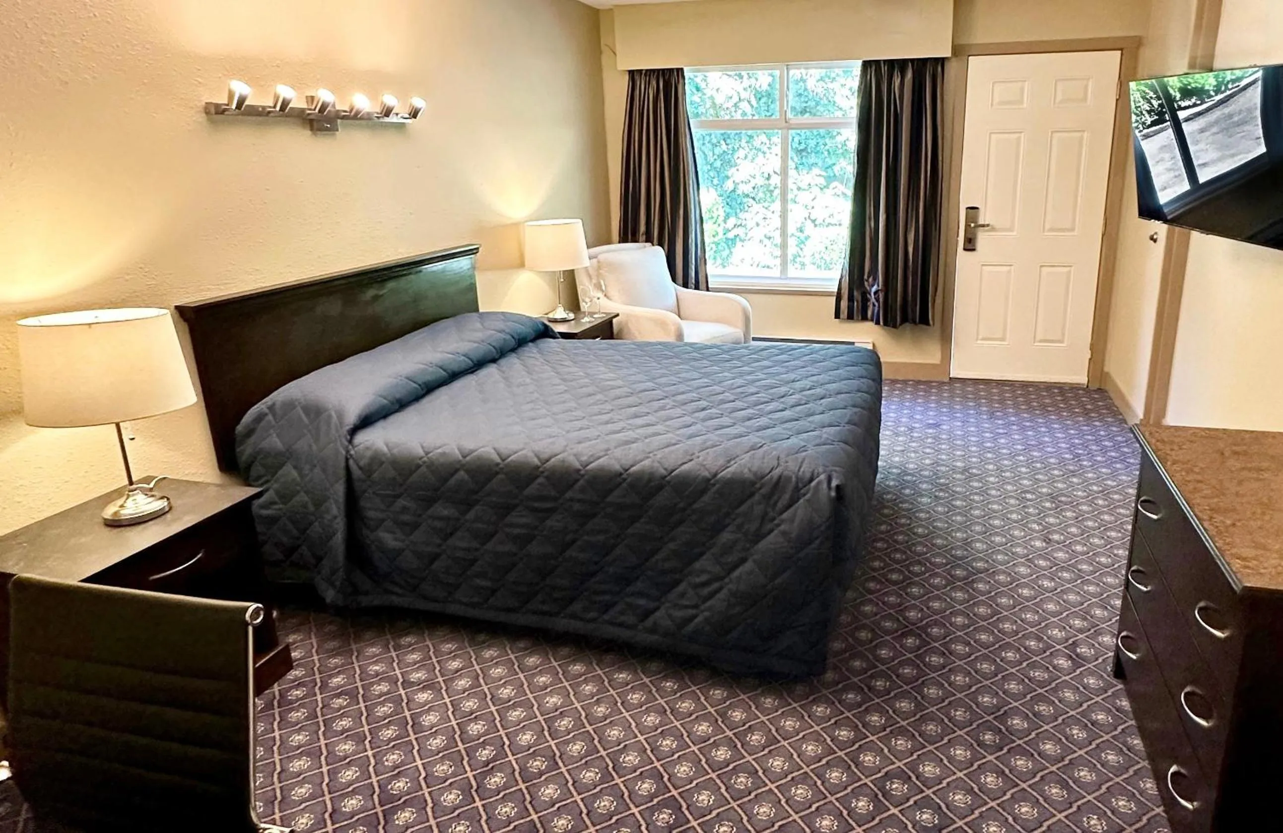 Bed in Linda Vista Motel