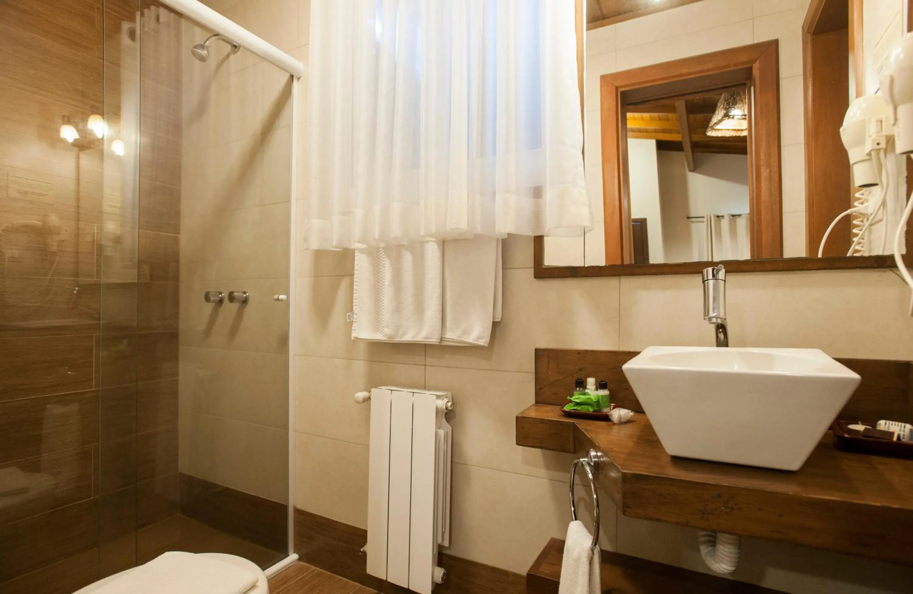 Shower in Hotel Canto Verde