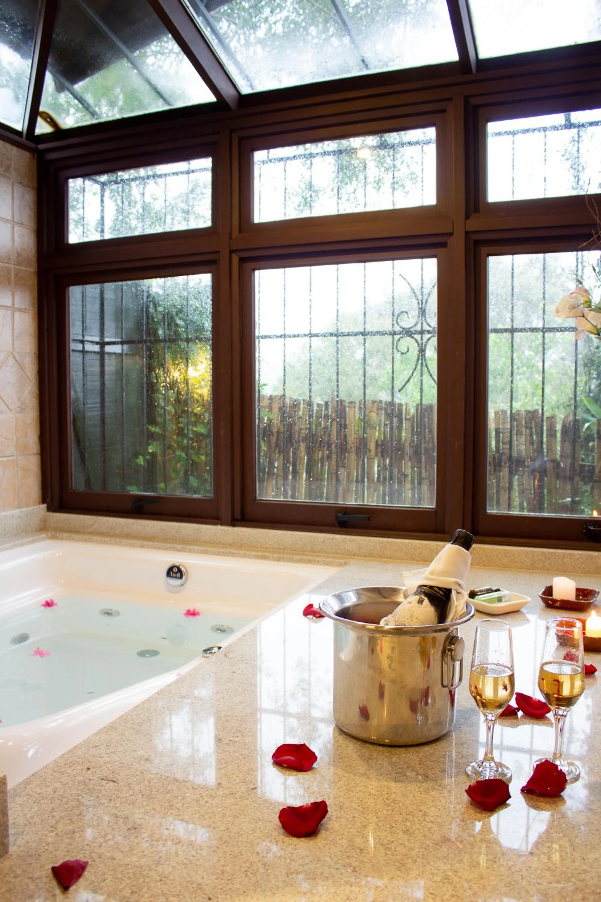 Hot Tub in Hotel Canto Verde