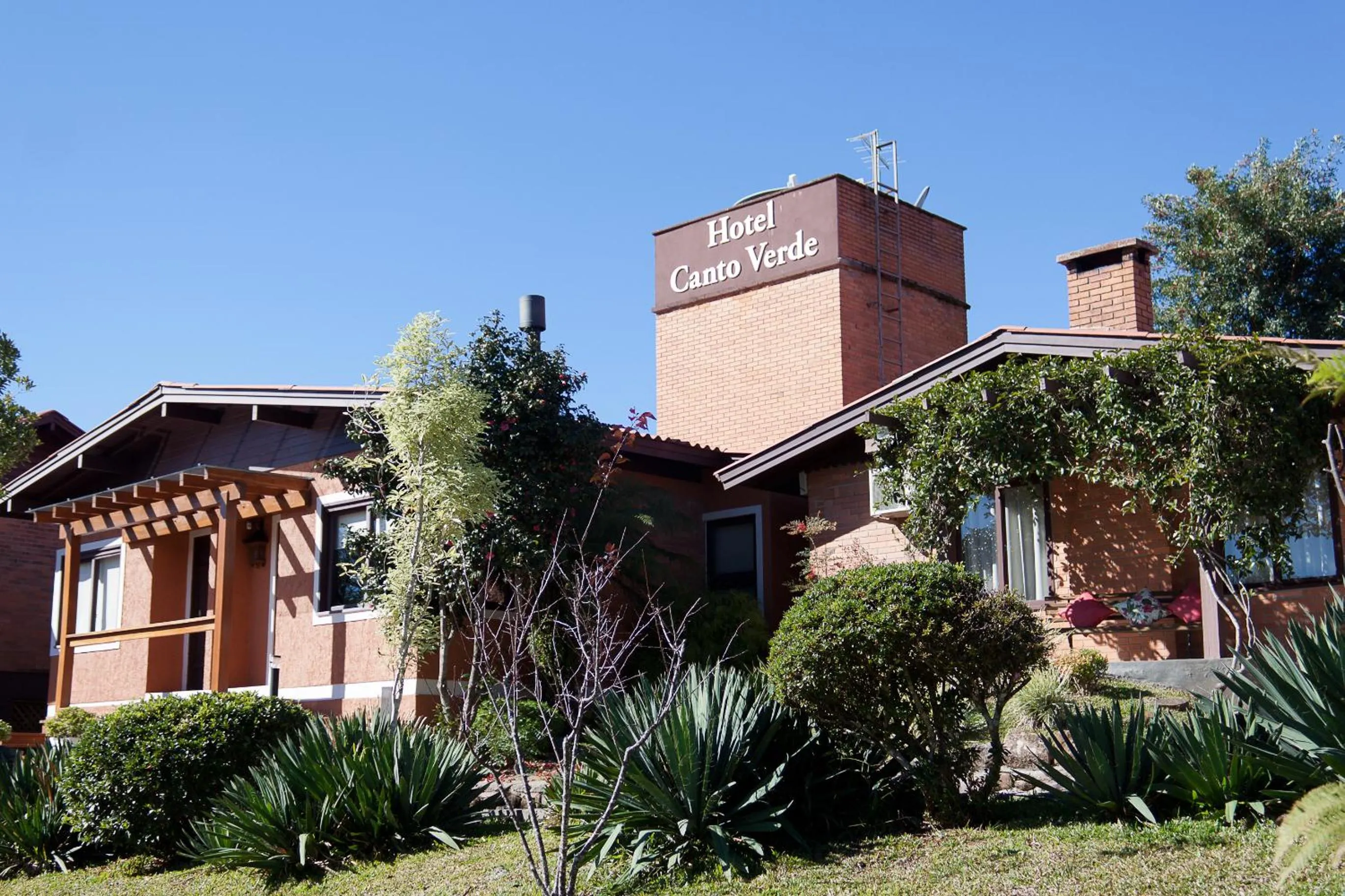Facade/entrance in Hotel Canto Verde