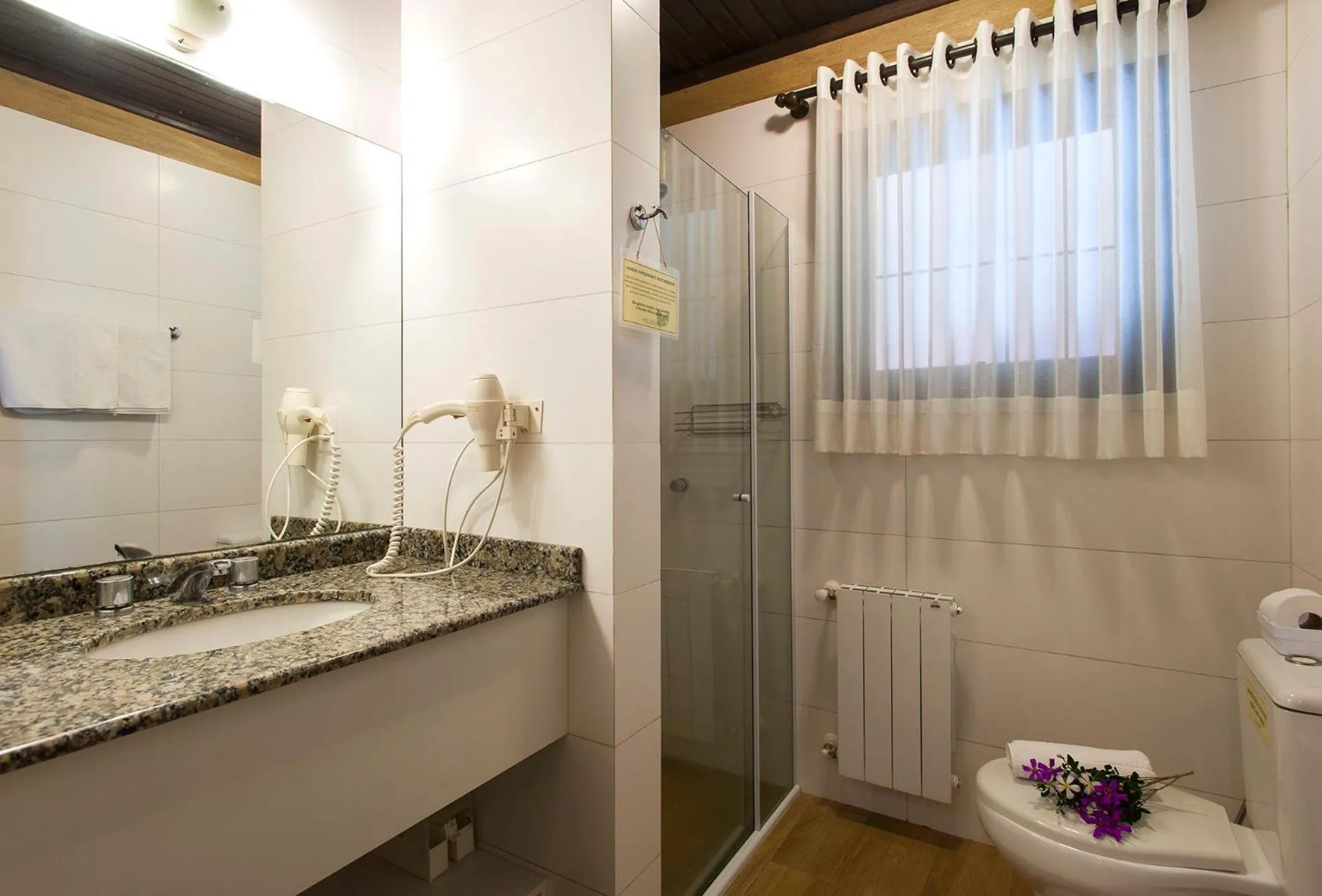 Toilet in Hotel Canto Verde