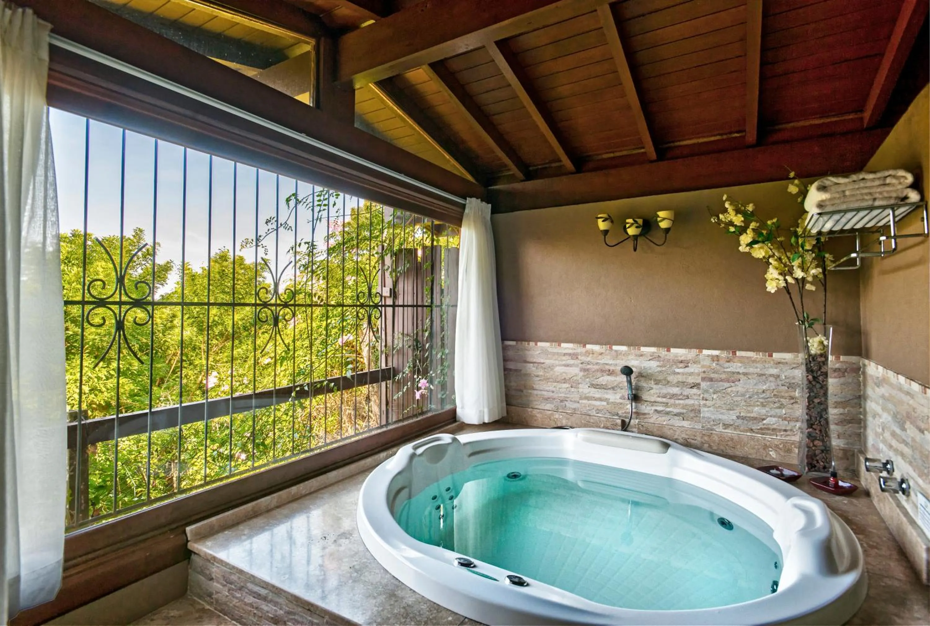 Hot Tub in Hotel Canto Verde