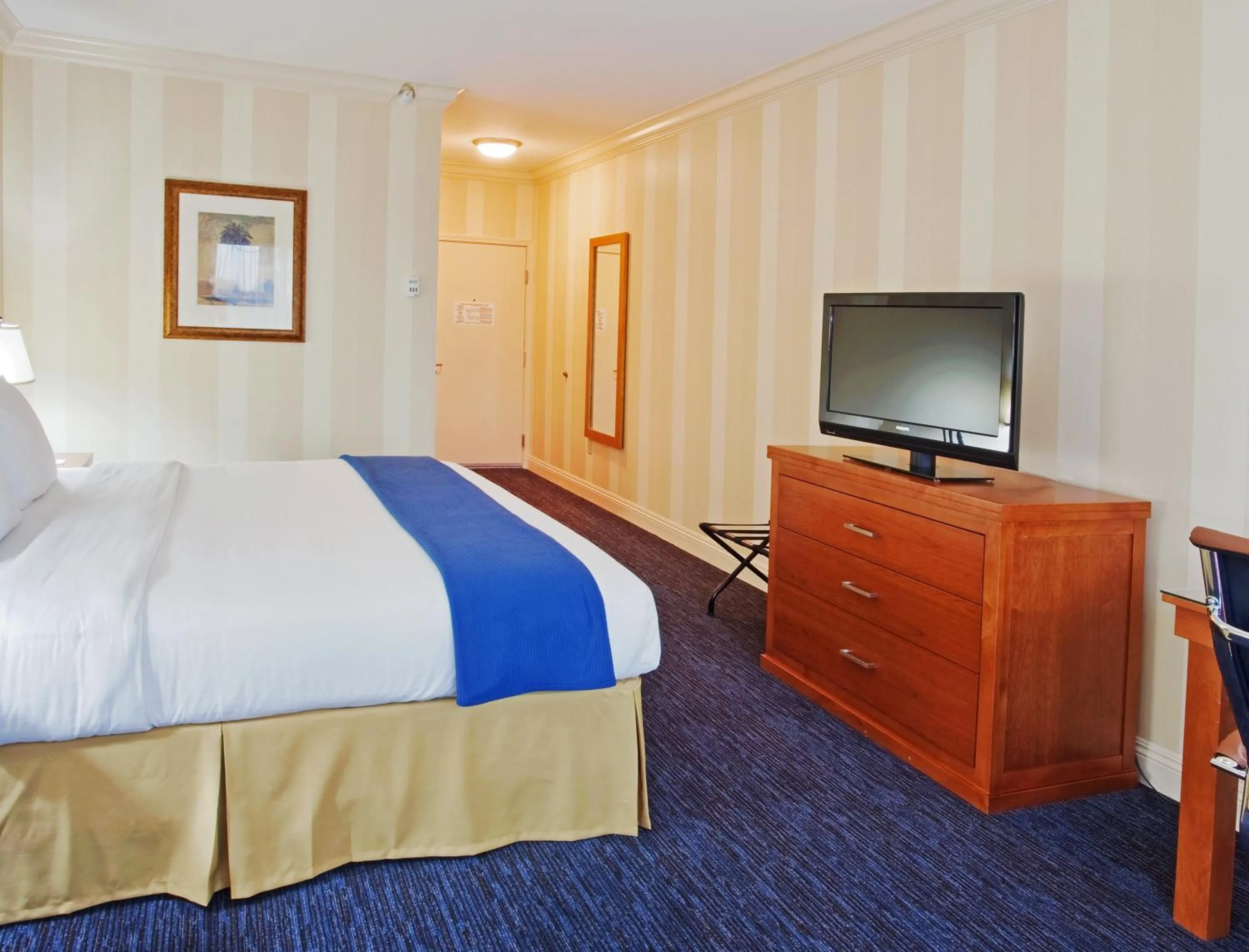 Photo of the whole room, Bed in Holiday Inn Express Hotel & Suites Santa Cruz by IHG