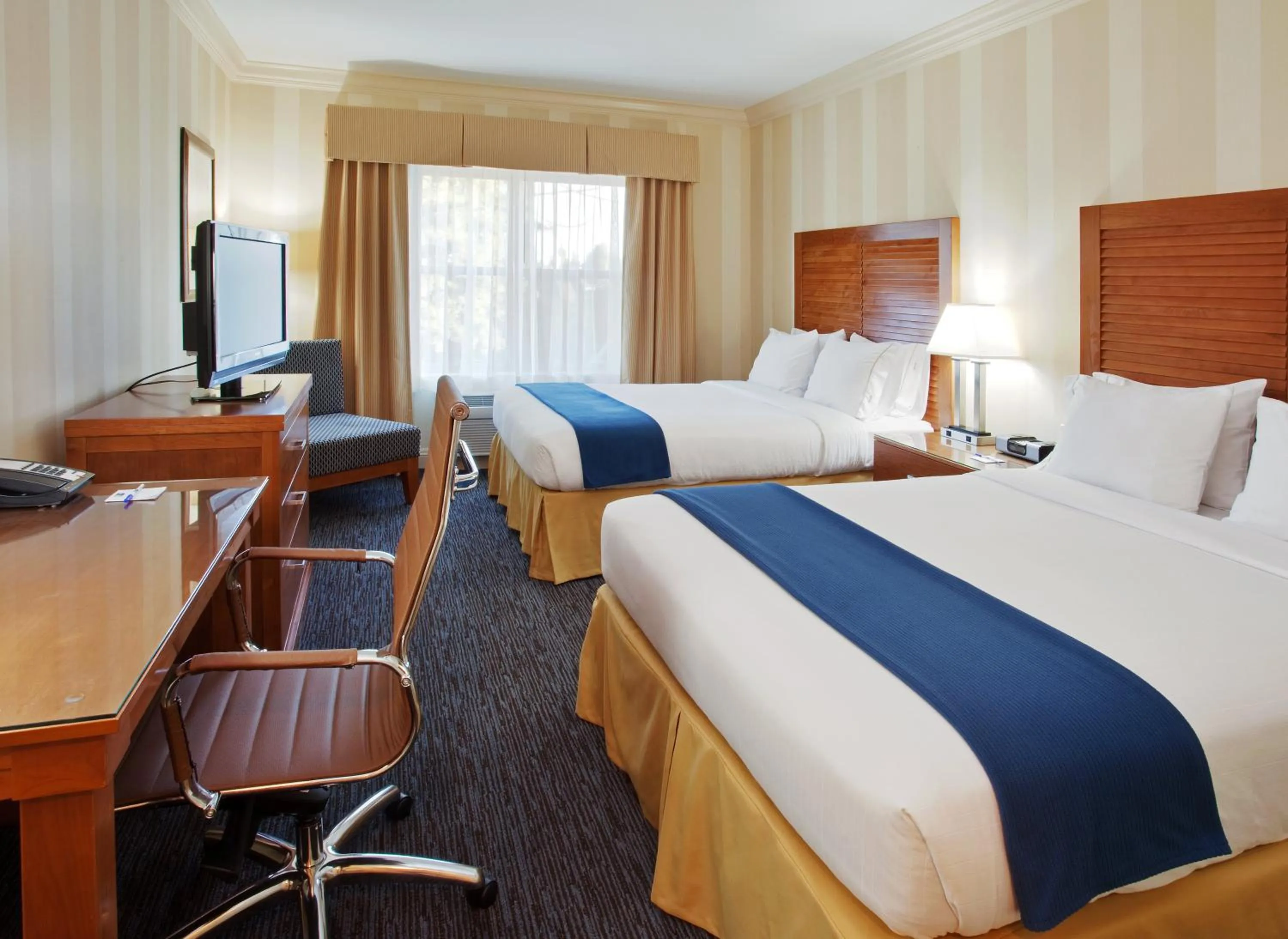 Photo of the whole room, Bed in Holiday Inn Express Hotel & Suites Santa Cruz by IHG