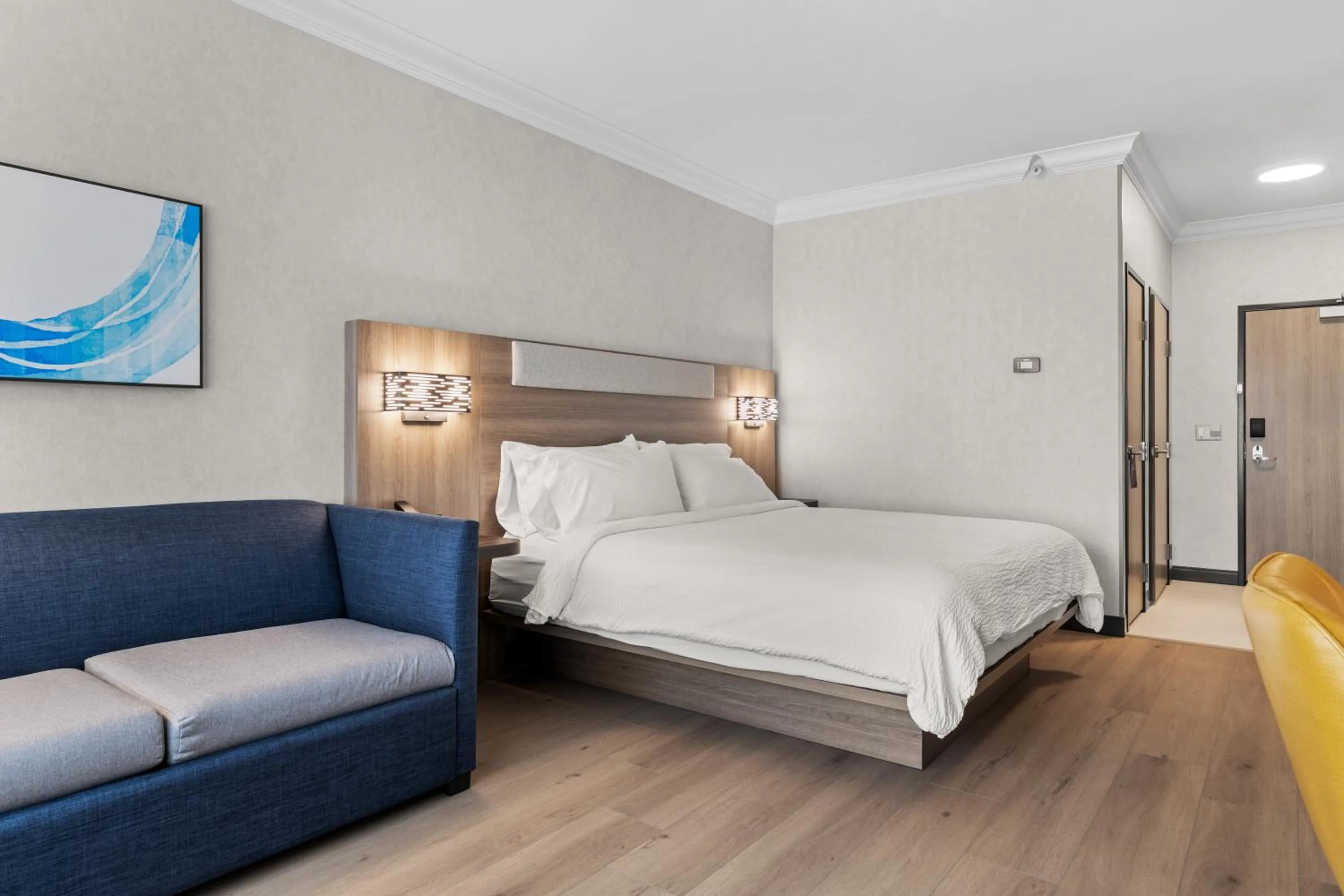 Bed in Holiday Inn Express Hotel & Suites Santa Cruz by IHG