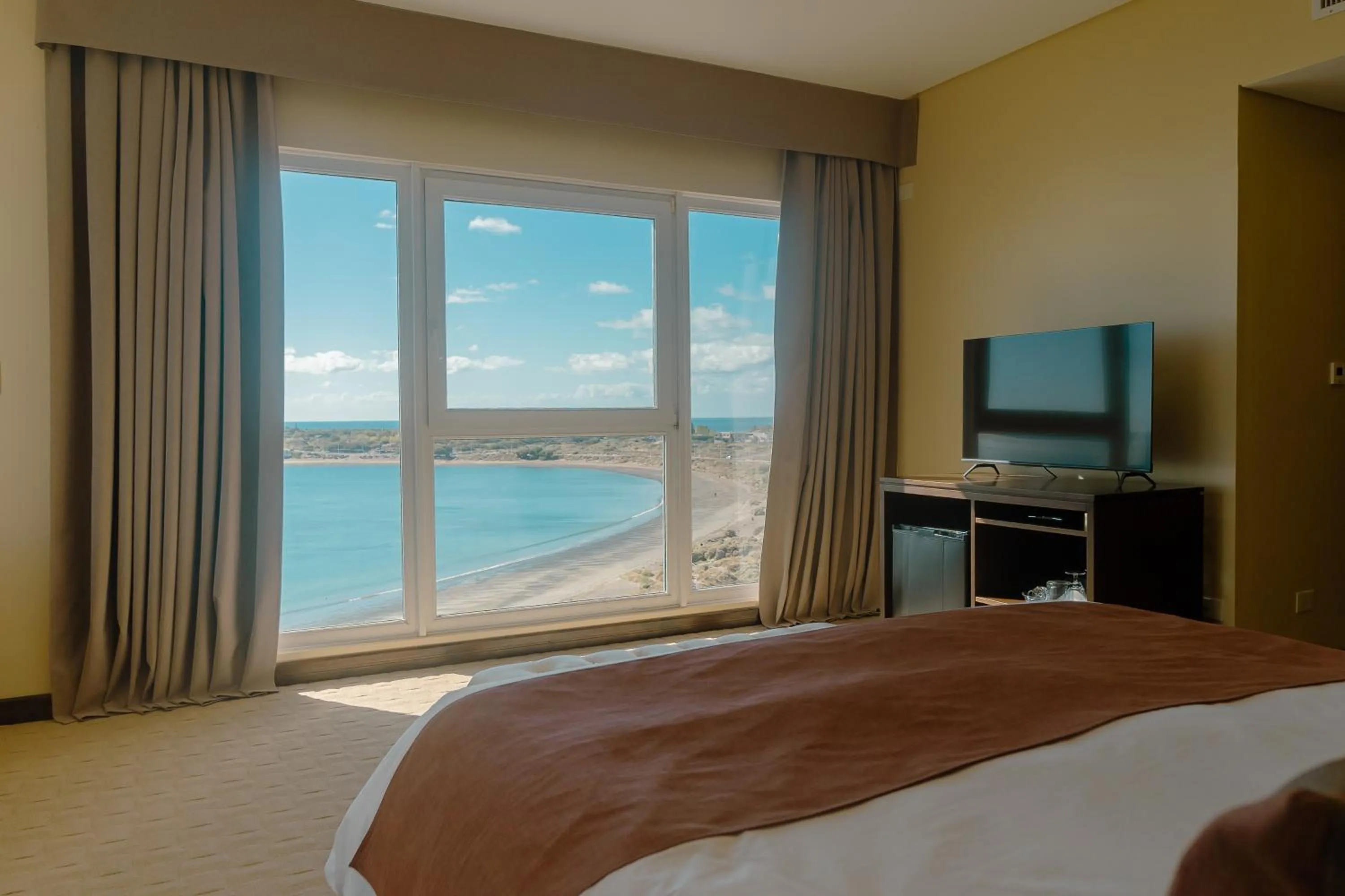 Communal lounge/ TV room, Bed in Rayentray Grand Hotel