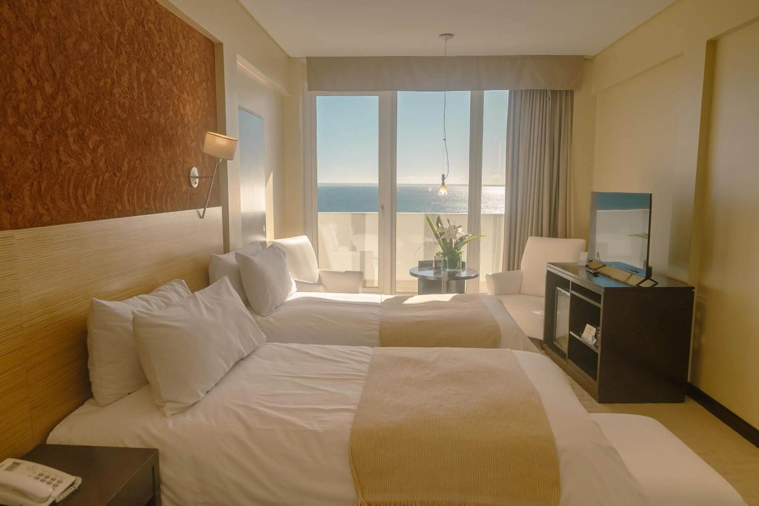 Property building, Bed in Rayentray Grand Hotel