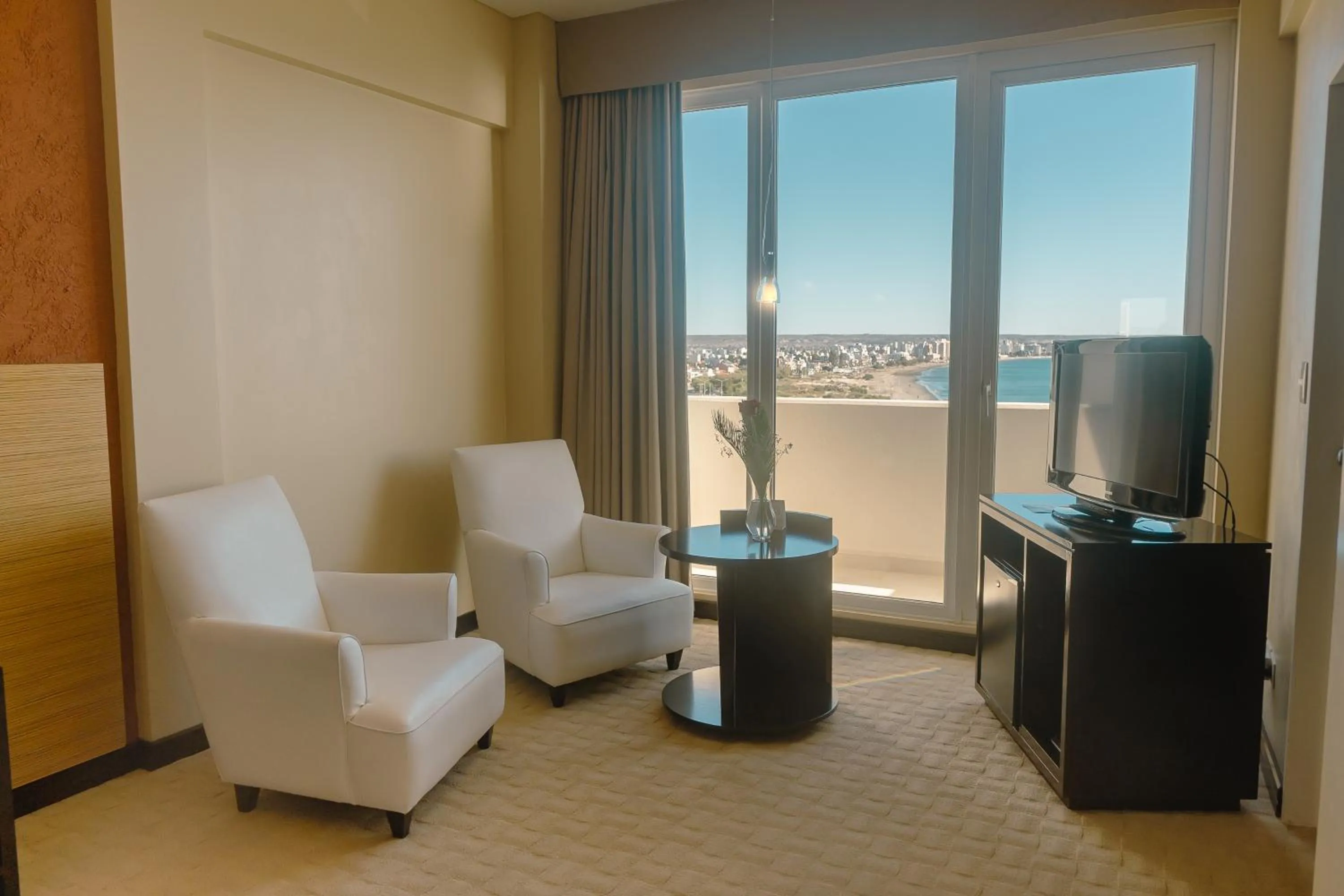 Communal lounge/ TV room in Rayentray Grand Hotel