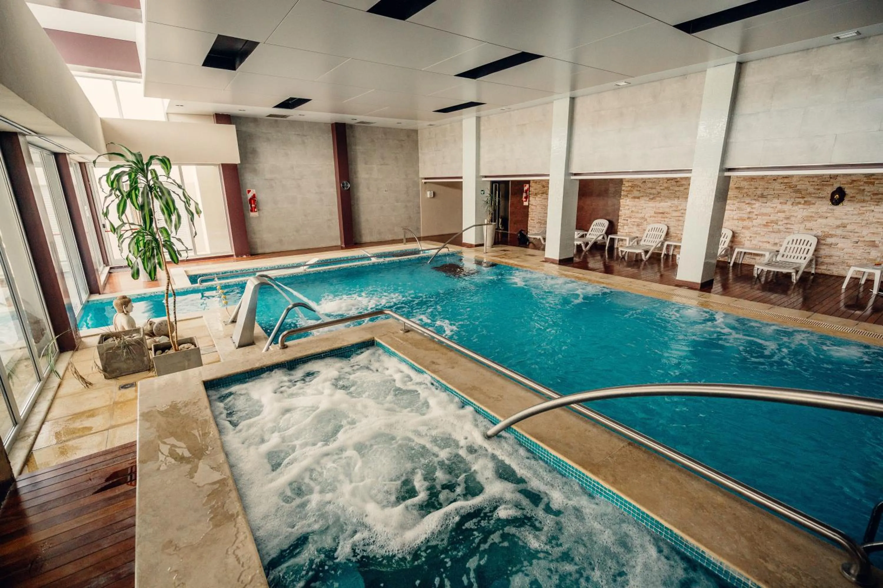 Hot Tub in Rayentray Grand Hotel