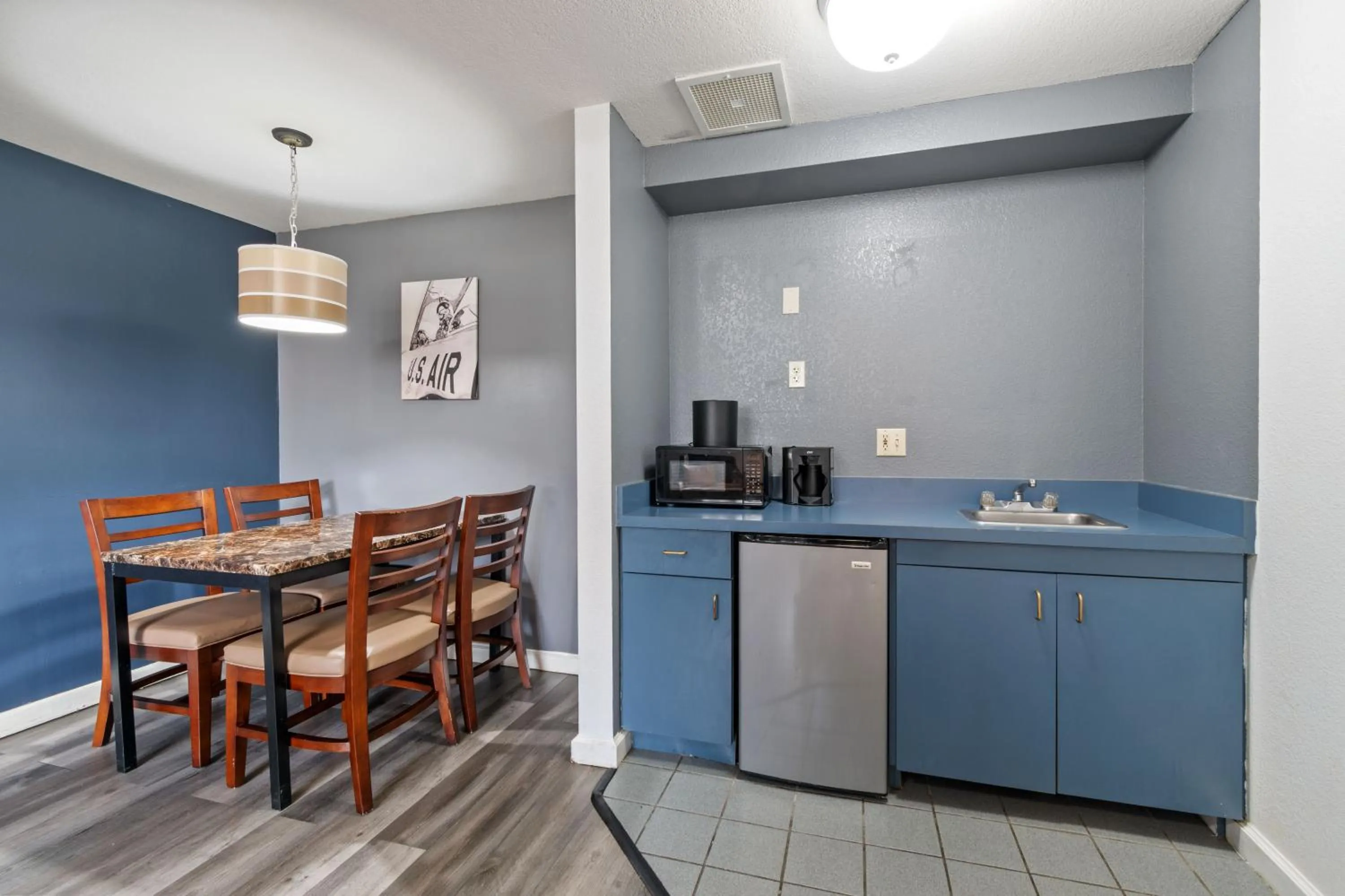 Kitchen or kitchenette in Lions Gate Hotel