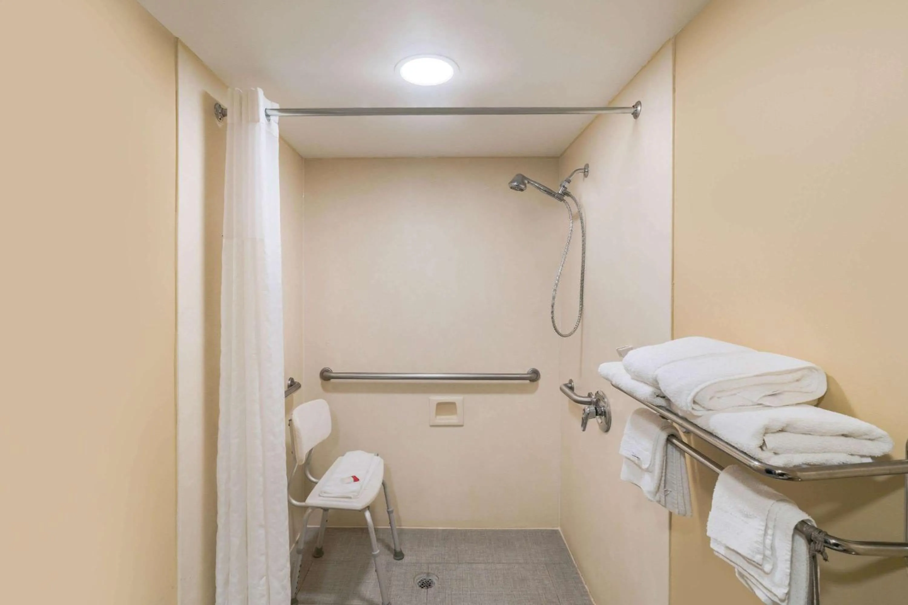 Shower in Baymont by Wyndham Franklin