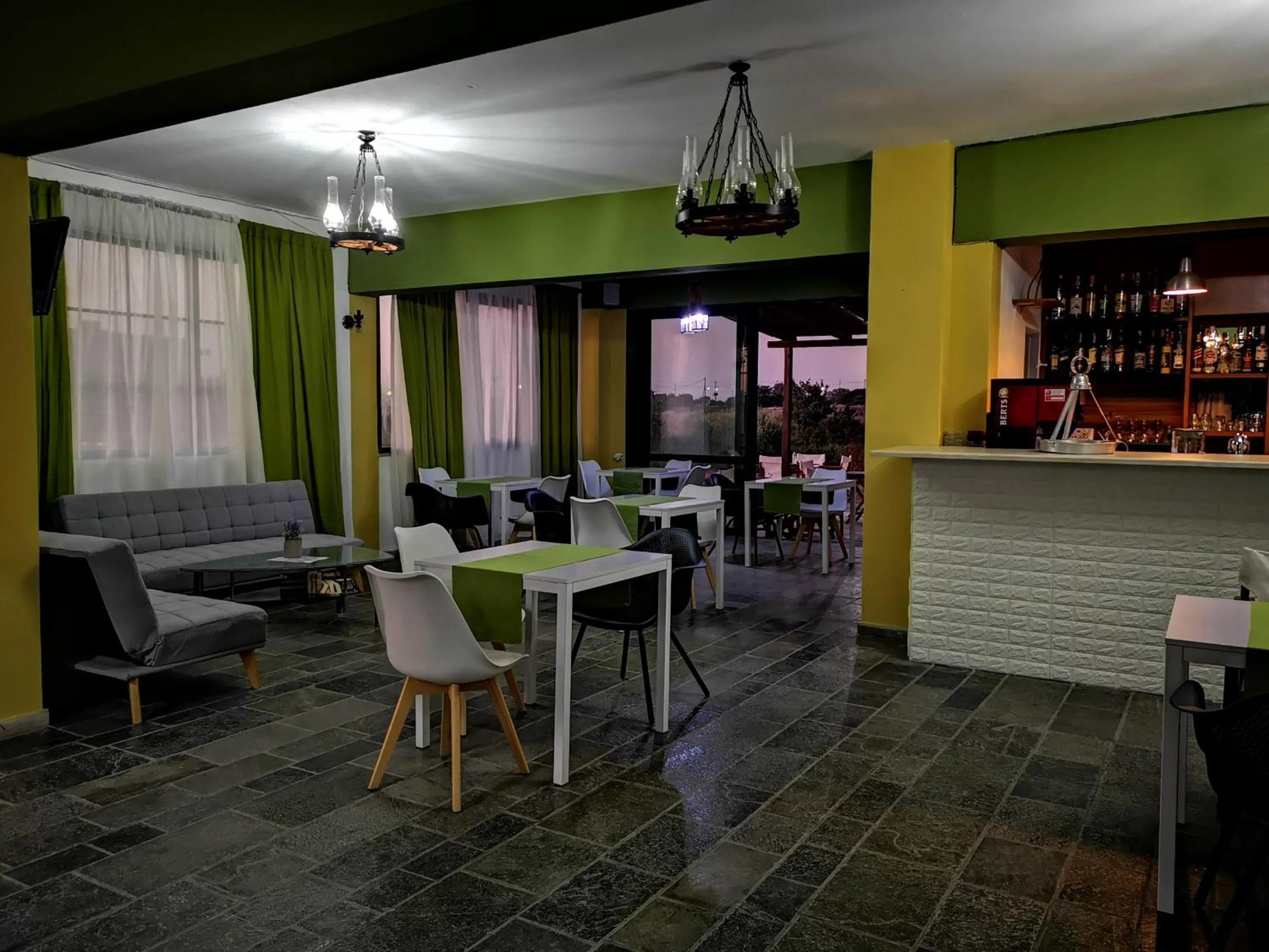 Restaurant/places to eat in Ilios and Irene