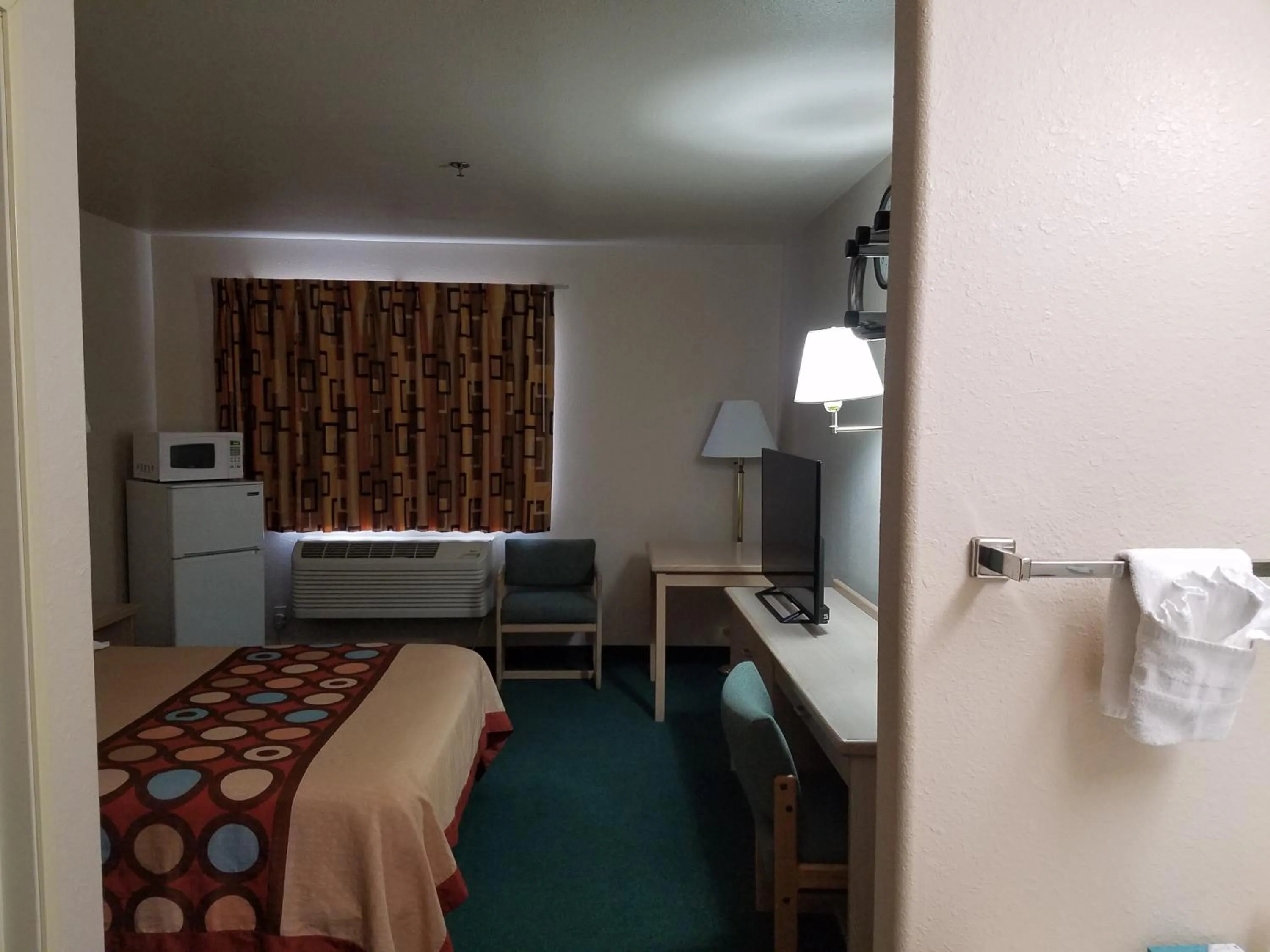 Standard Queen Room in Simple Rewards Inn