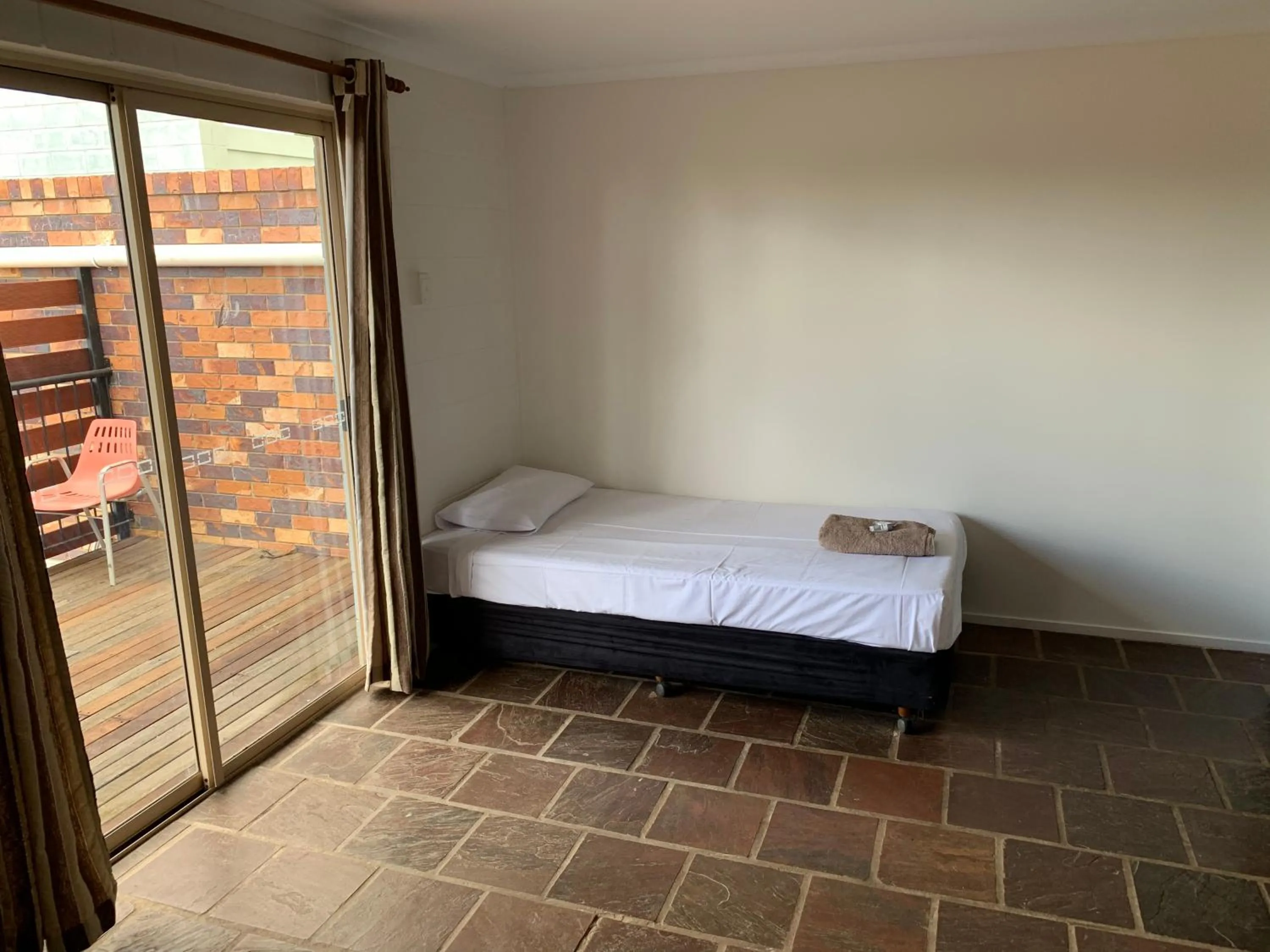 Bed in Longreach Most Central Motel
