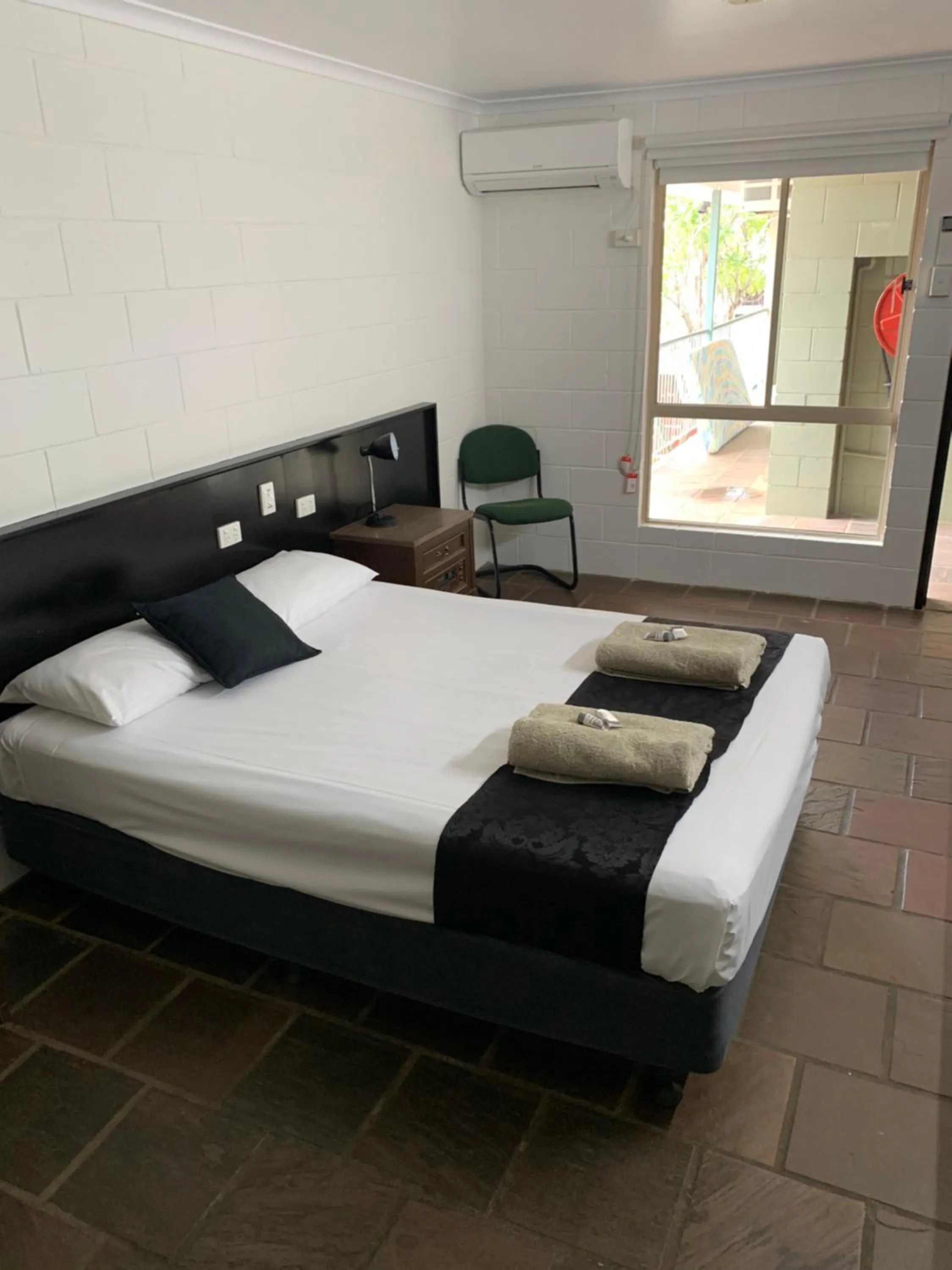 Bed in Longreach Most Central Motel
