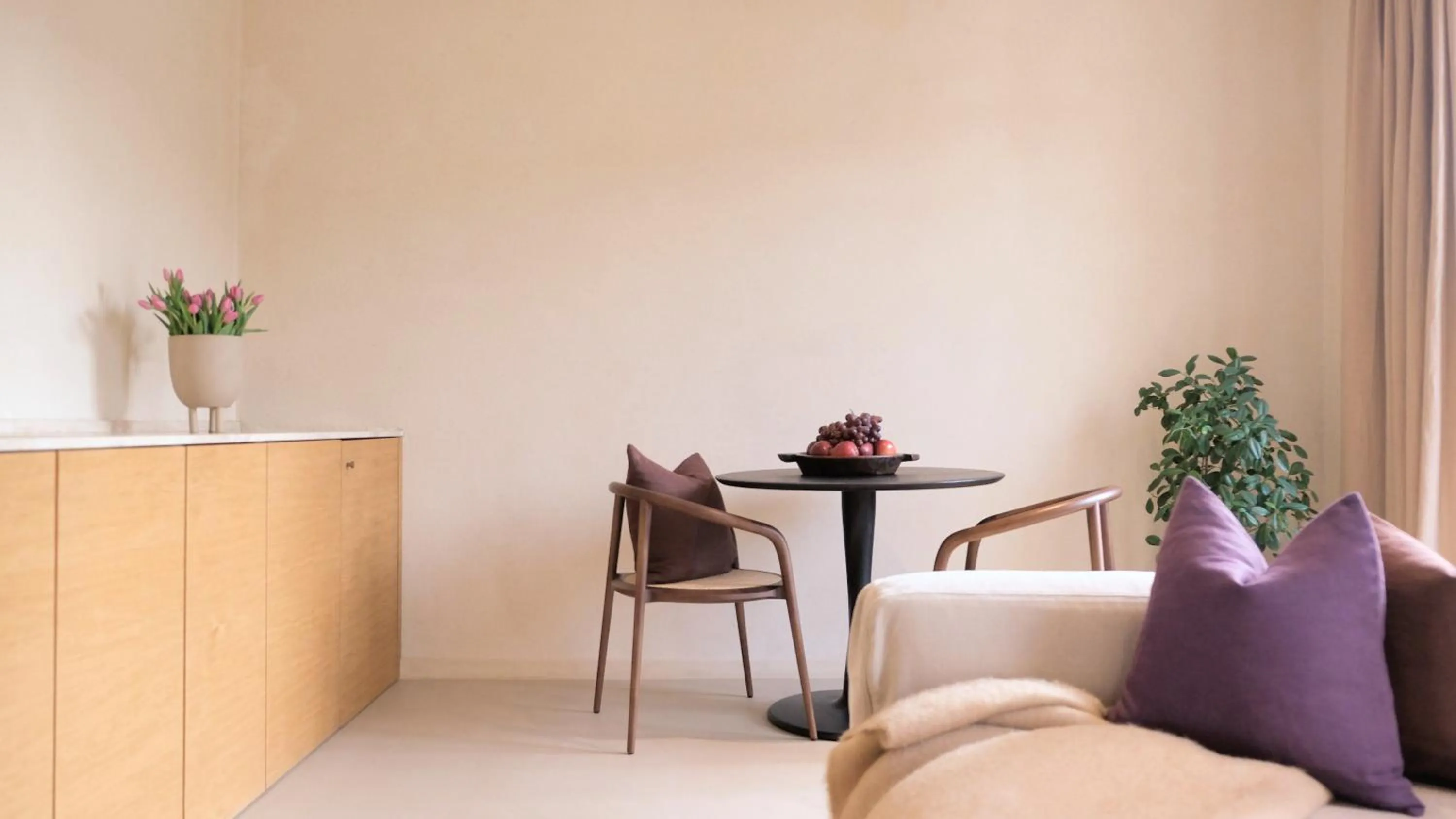 Dining area in Toile Blanche