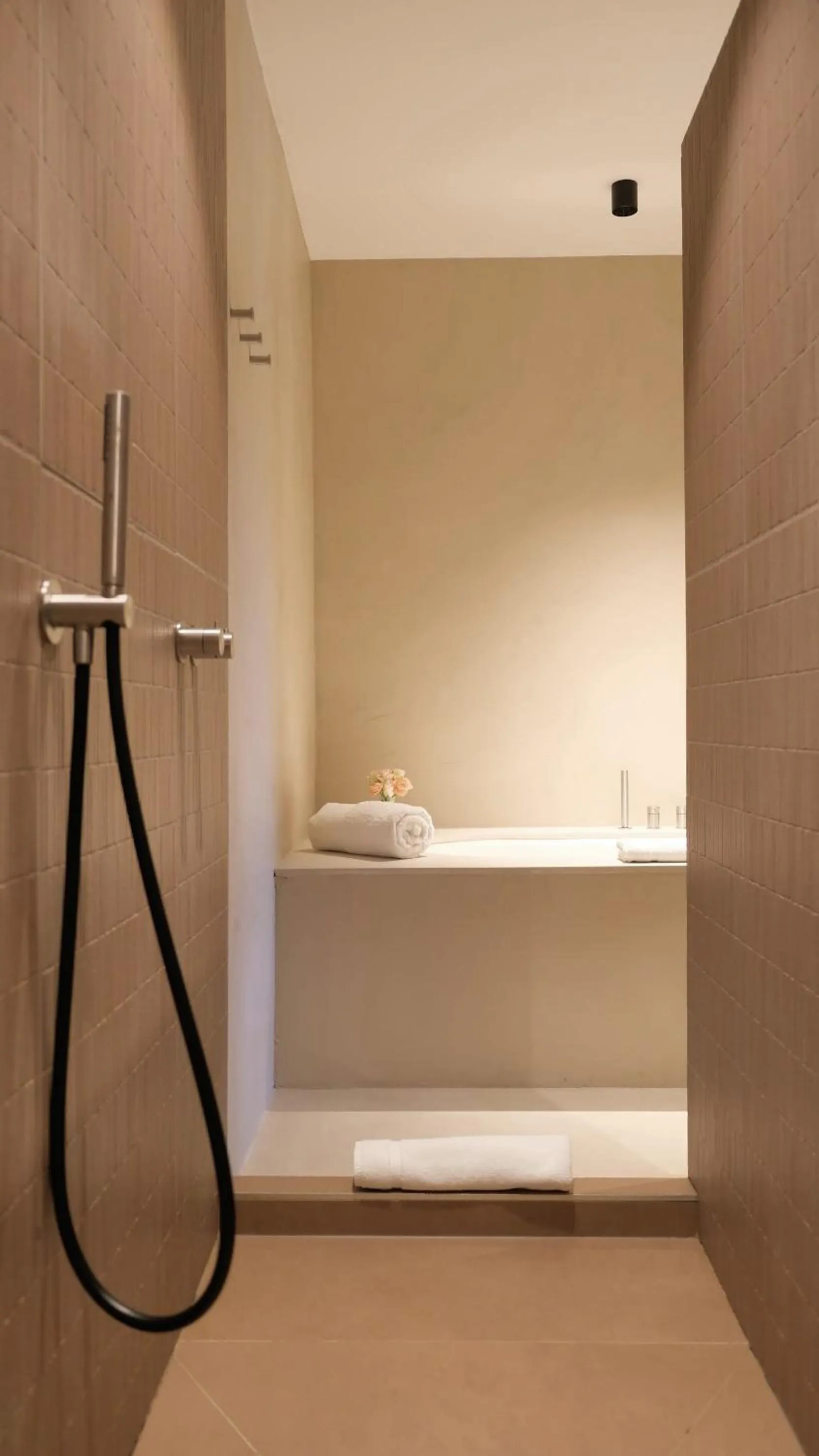 Shower in Toile Blanche