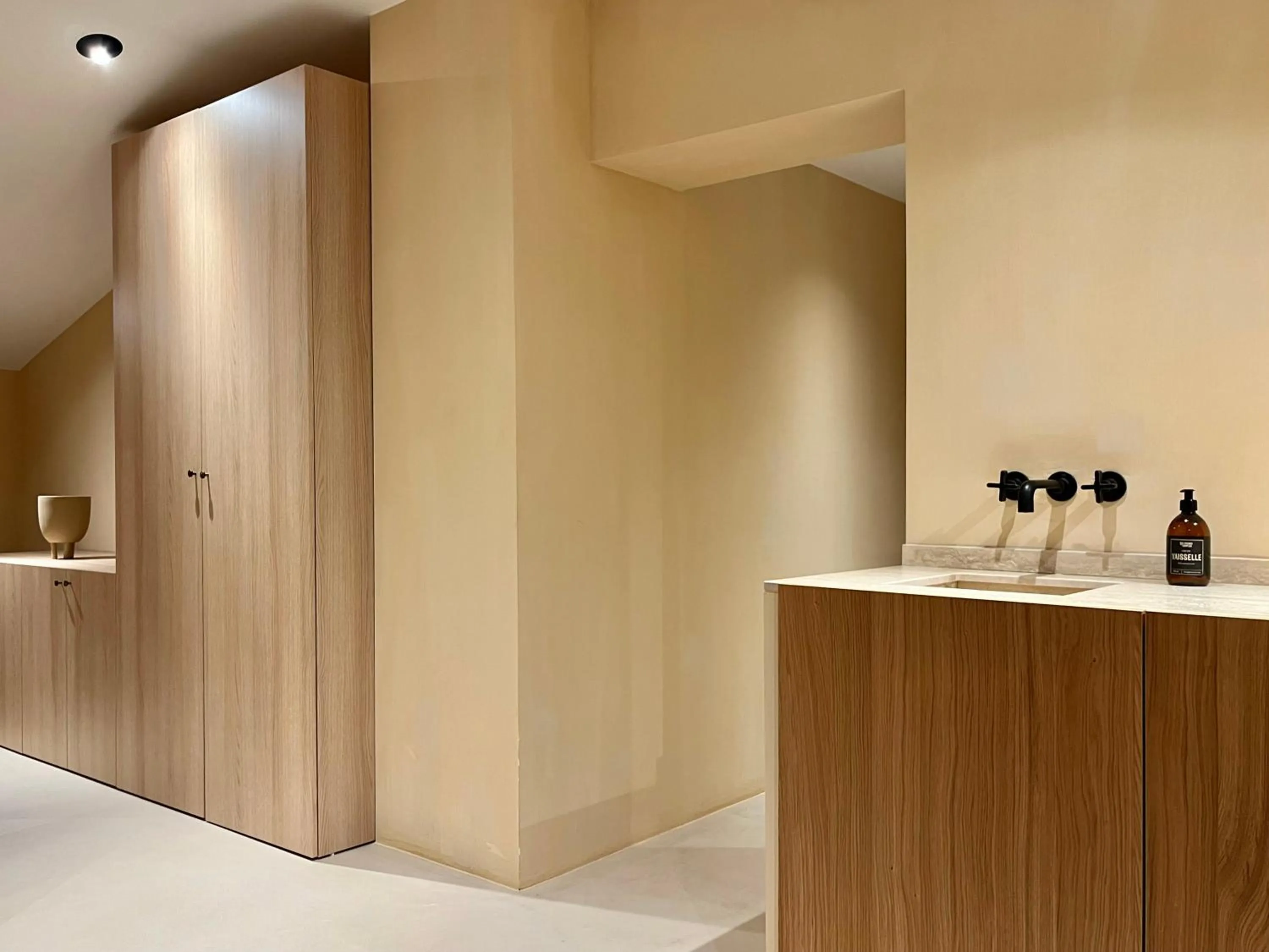 wardrobe in Toile Blanche