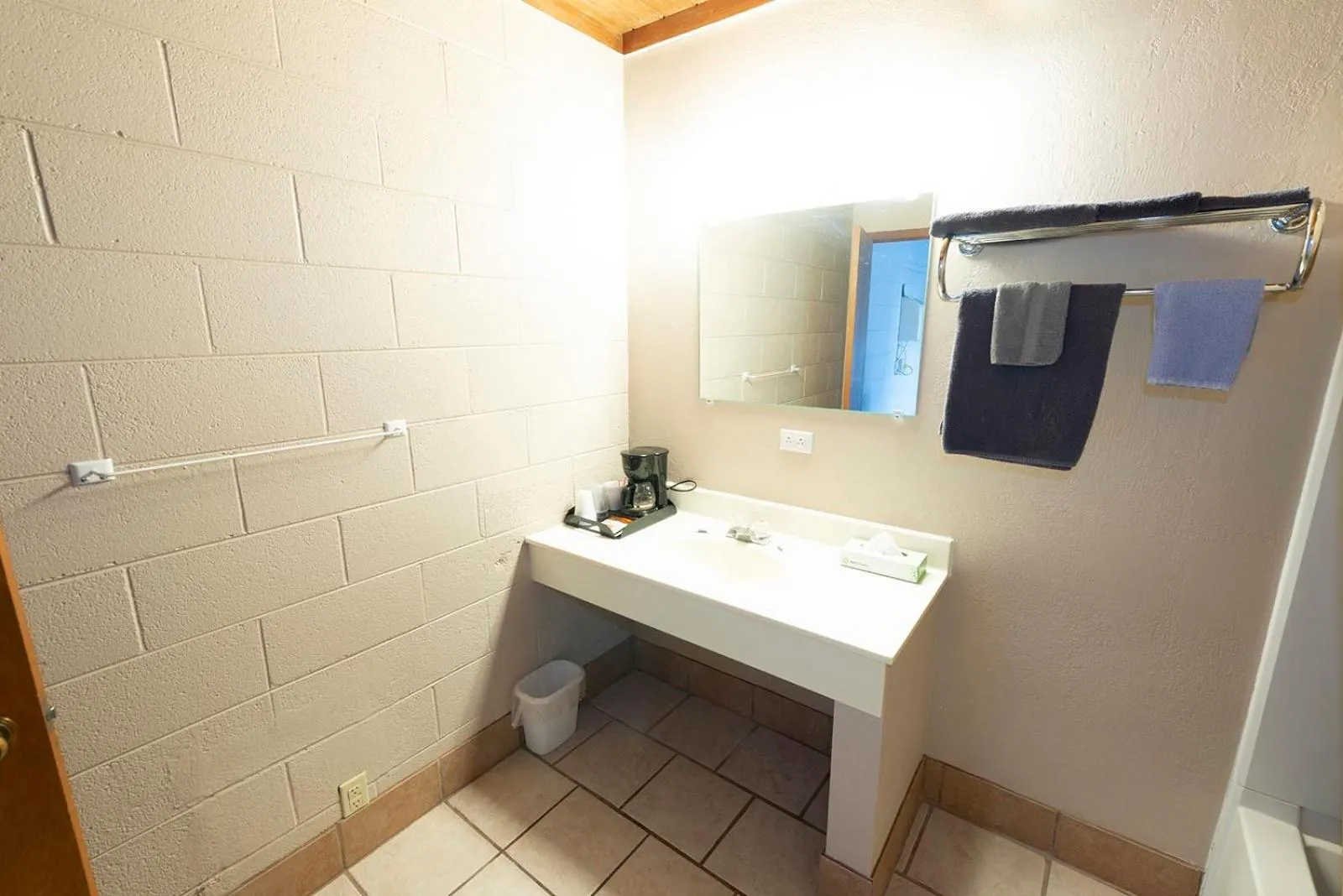 Bathroom in Cedar Inn