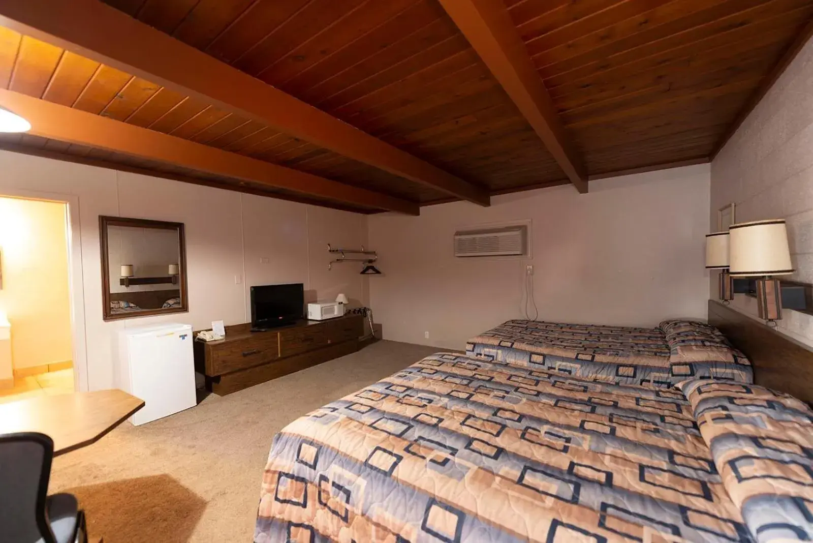 Queen Room with Two Queen Beds in Cedar Inn Queen Room with Two Queen Beds in Cedar Inn