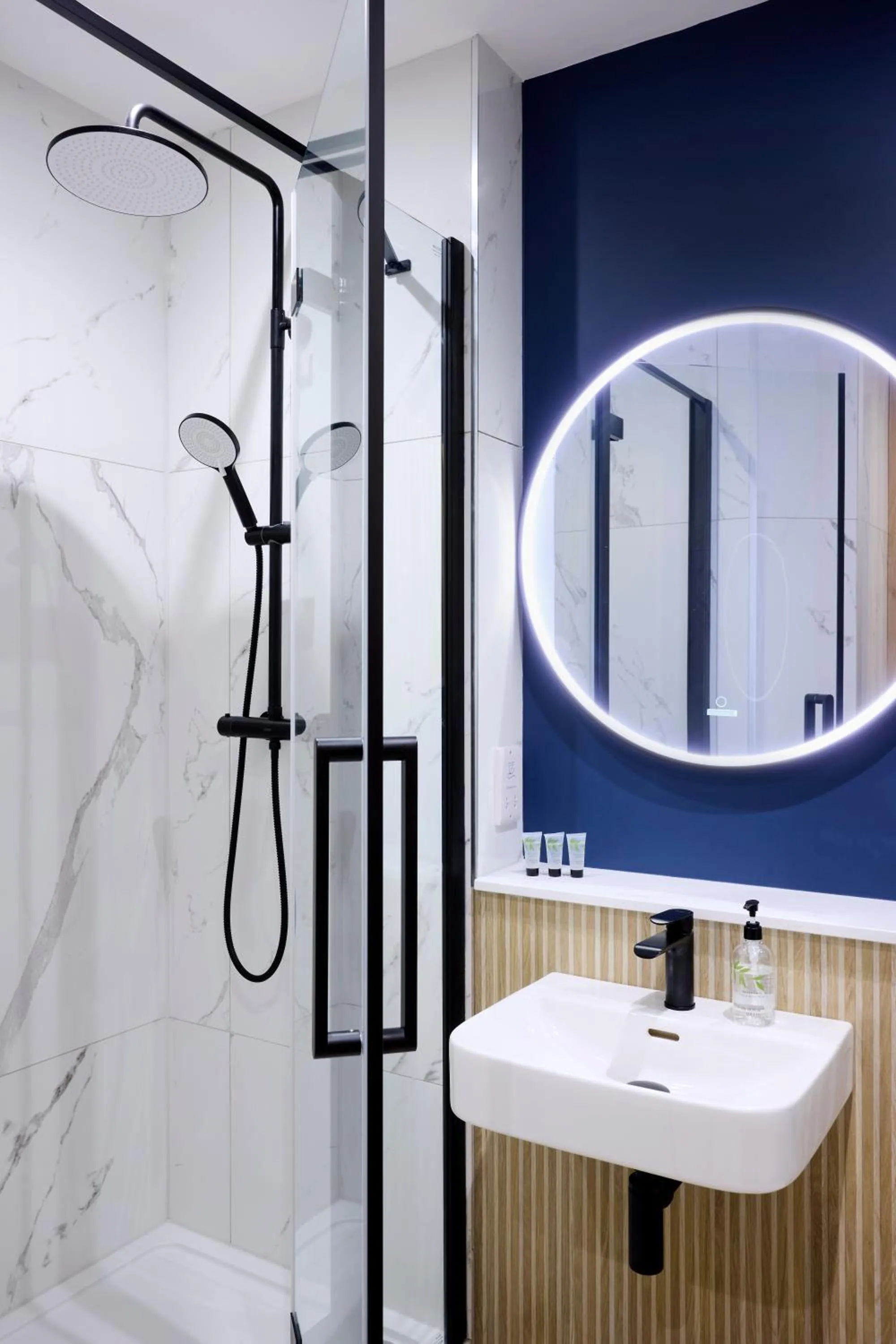 Shower in Handel's Hotel