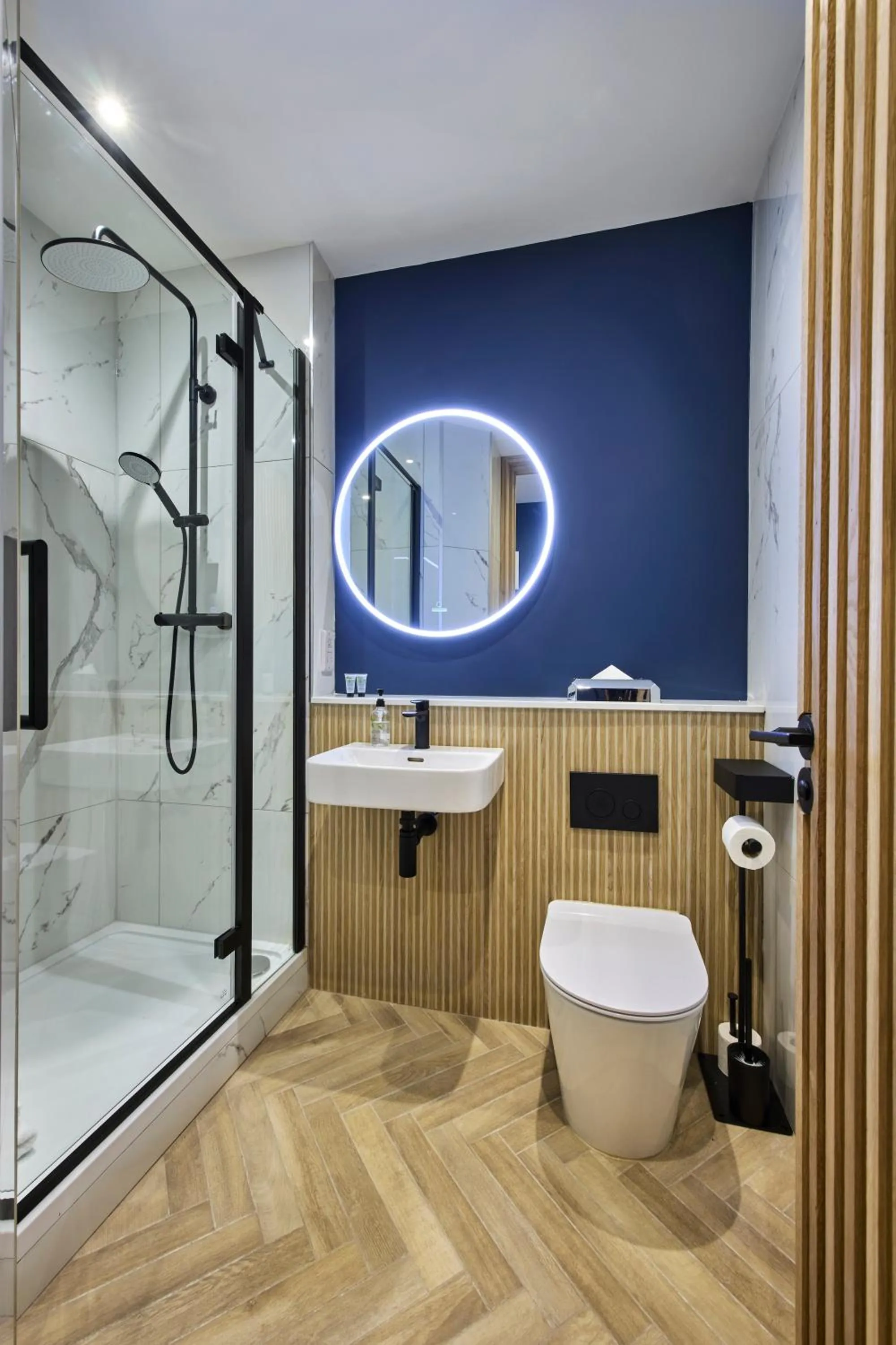 Shower in Handel's Hotel