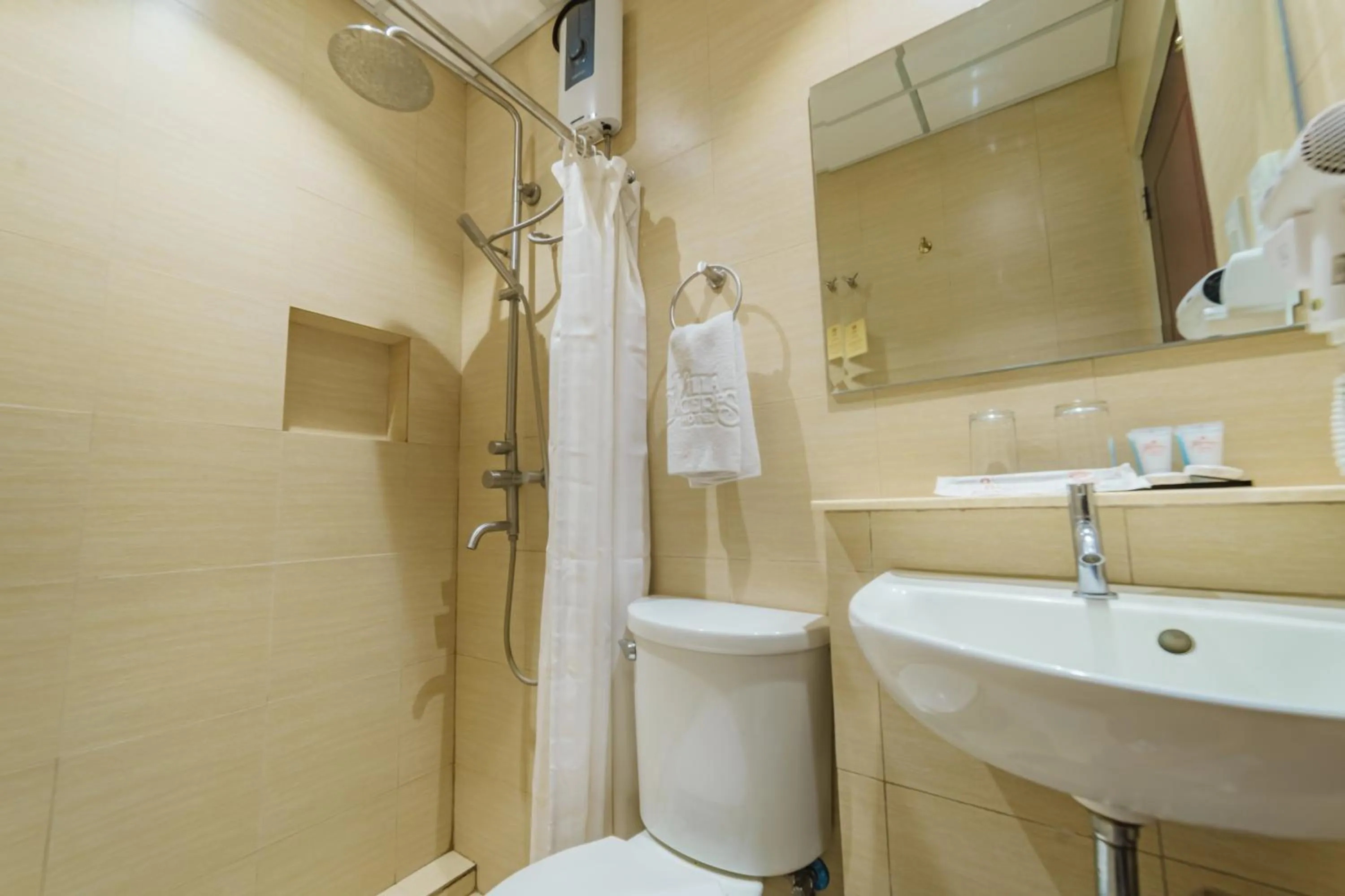 Toilet in Robertson Hotel