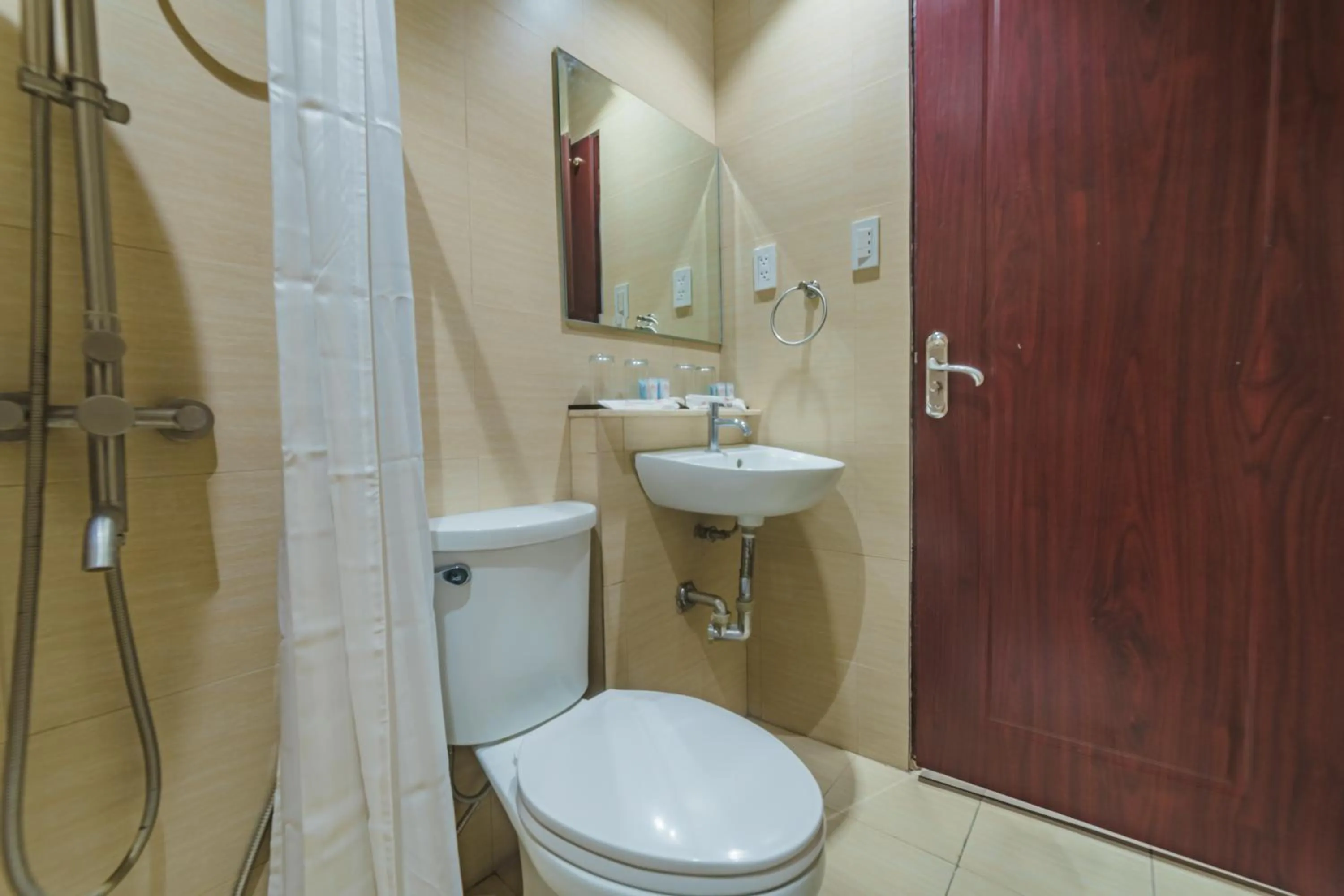 Toilet in Robertson Hotel