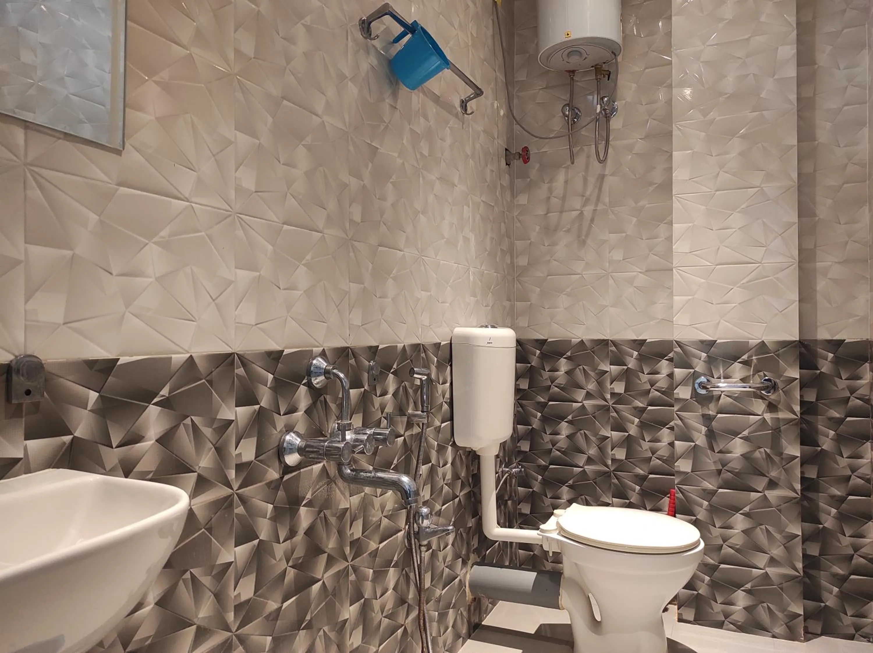 Shower in Hotel Indira