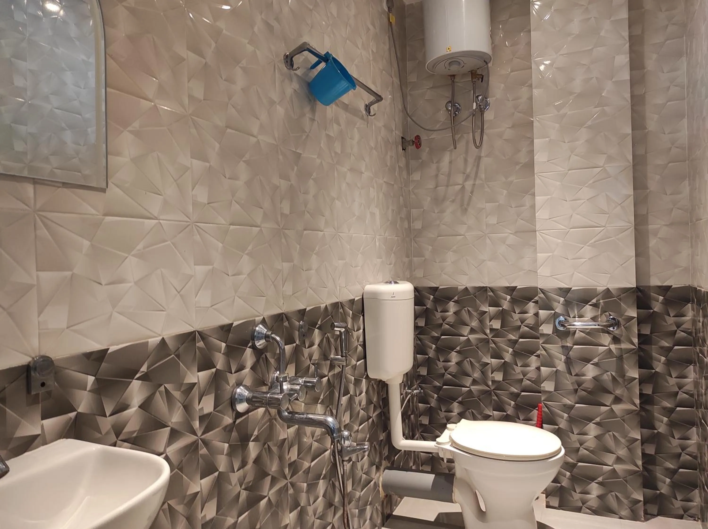 Shower in Hotel Indira