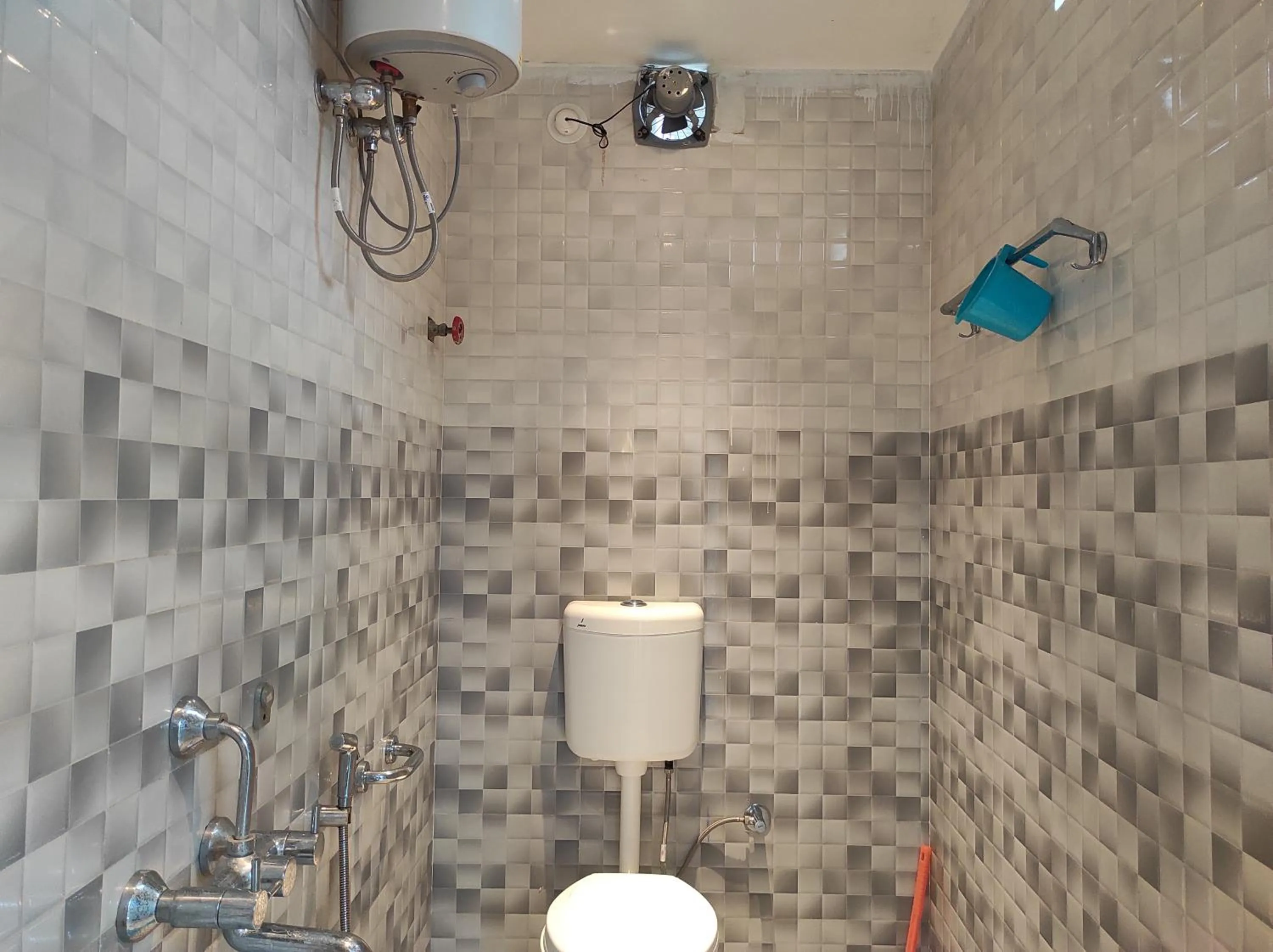 Shower in Hotel Indira