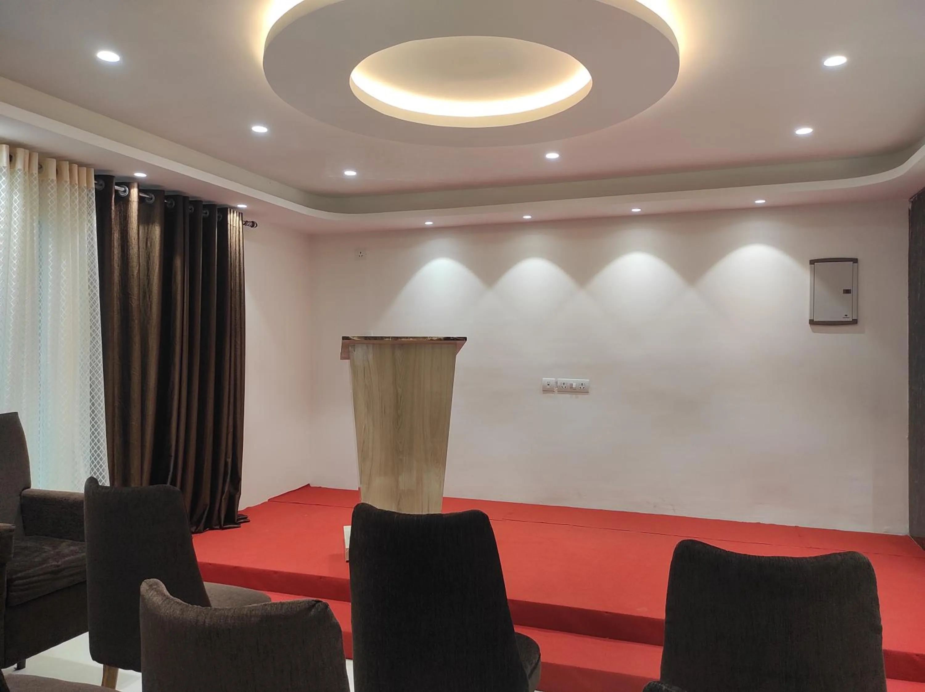 Restaurant/places to eat in Hotel Indira