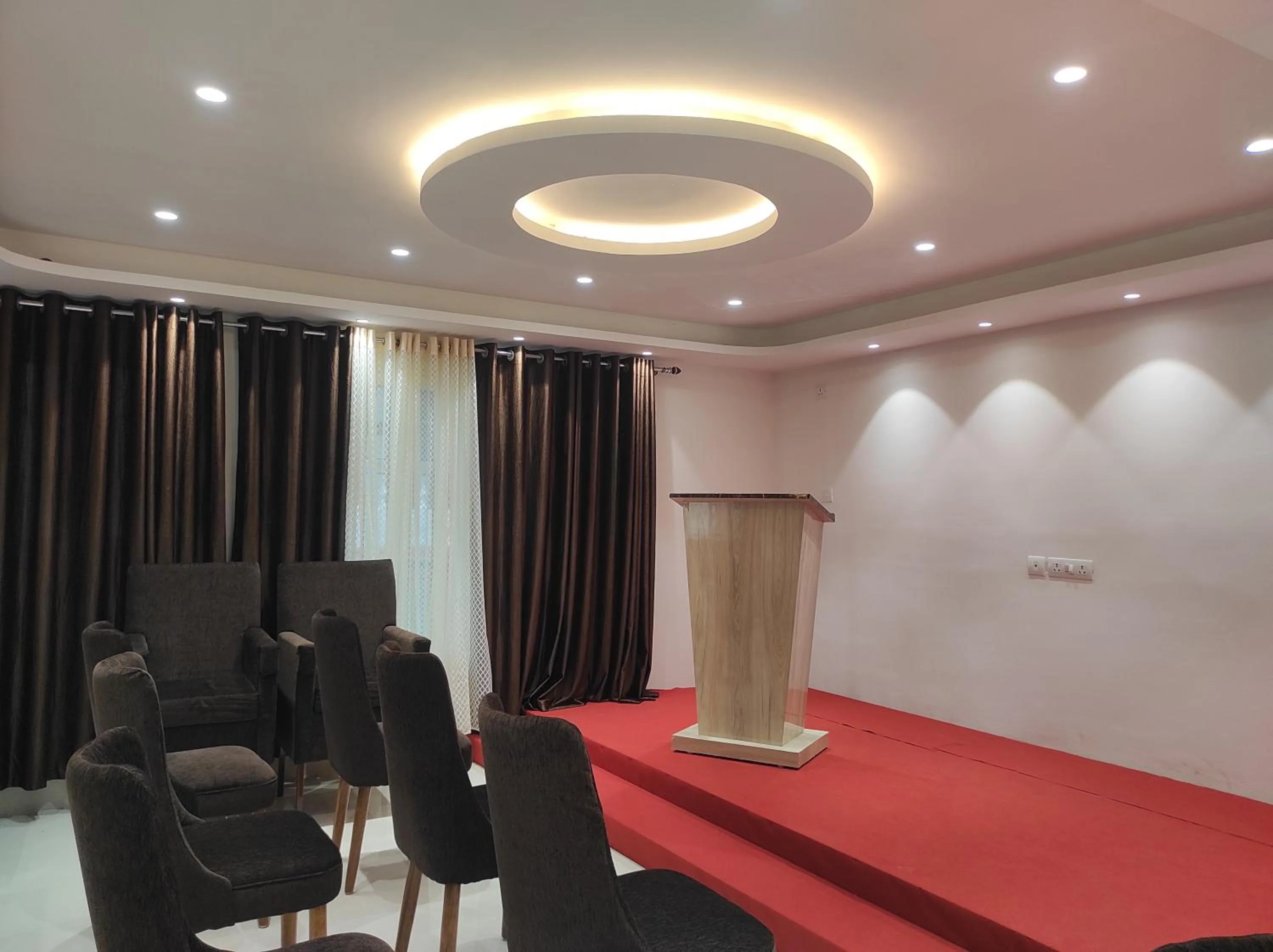 Restaurant/places to eat in Hotel Indira