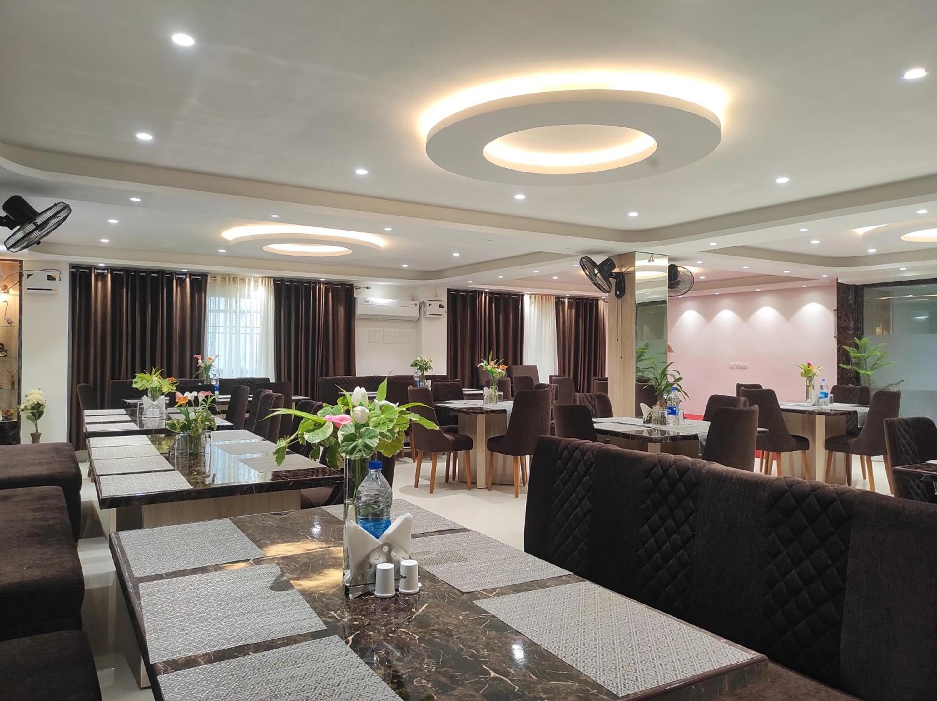 Restaurant/places to eat in Hotel Indira