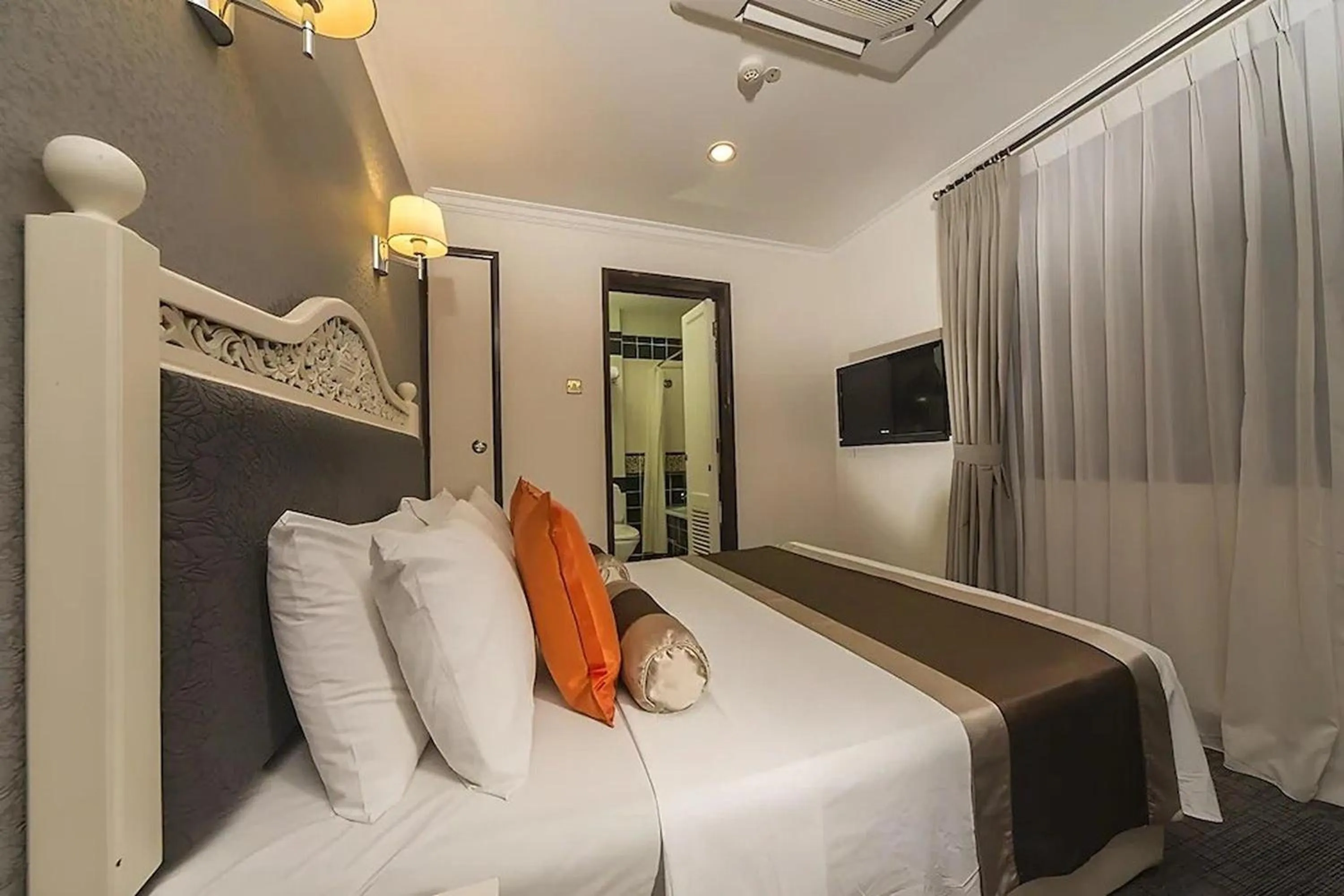 Bed in The Inn at Temple Street