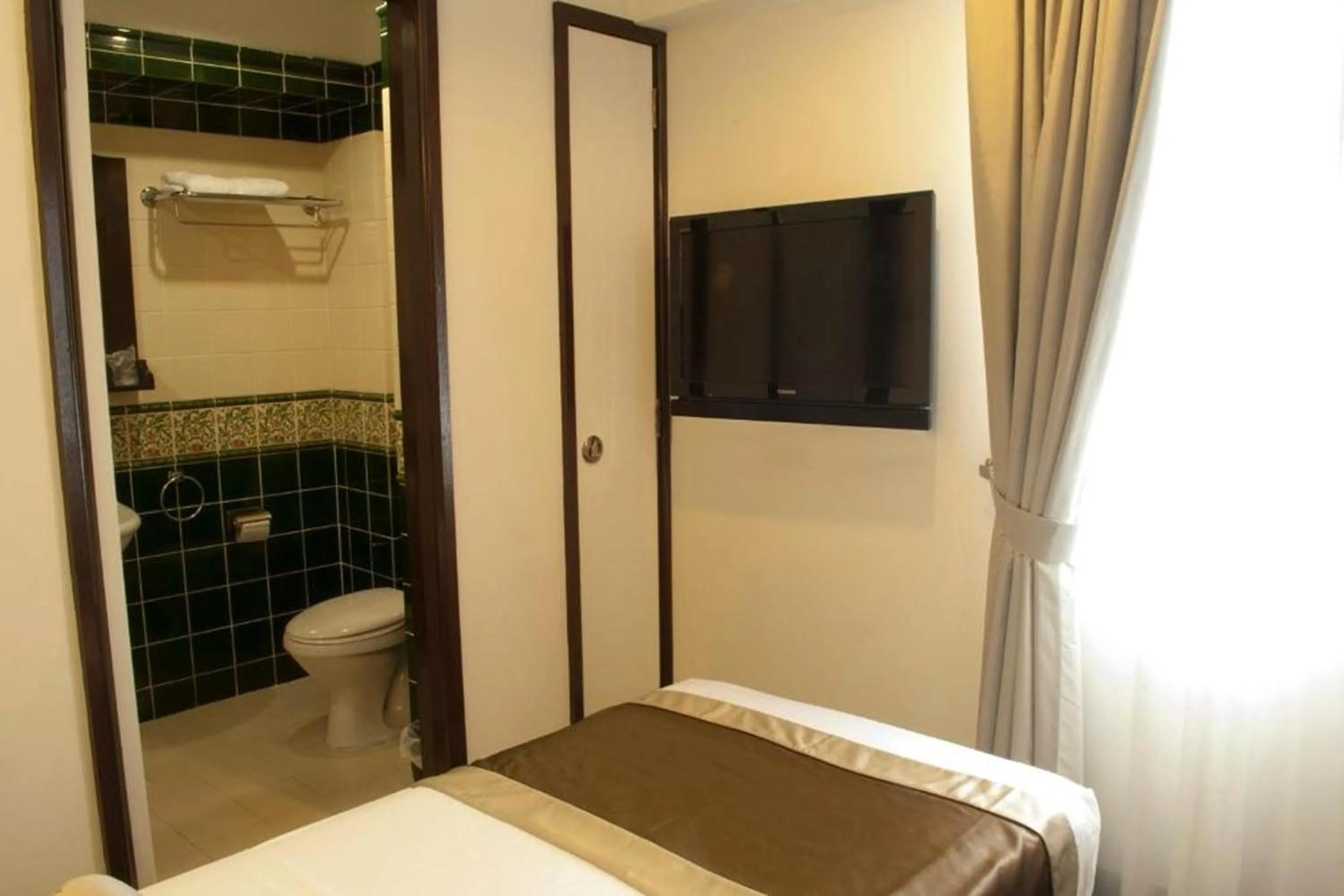 Bed in The Inn at Temple Street