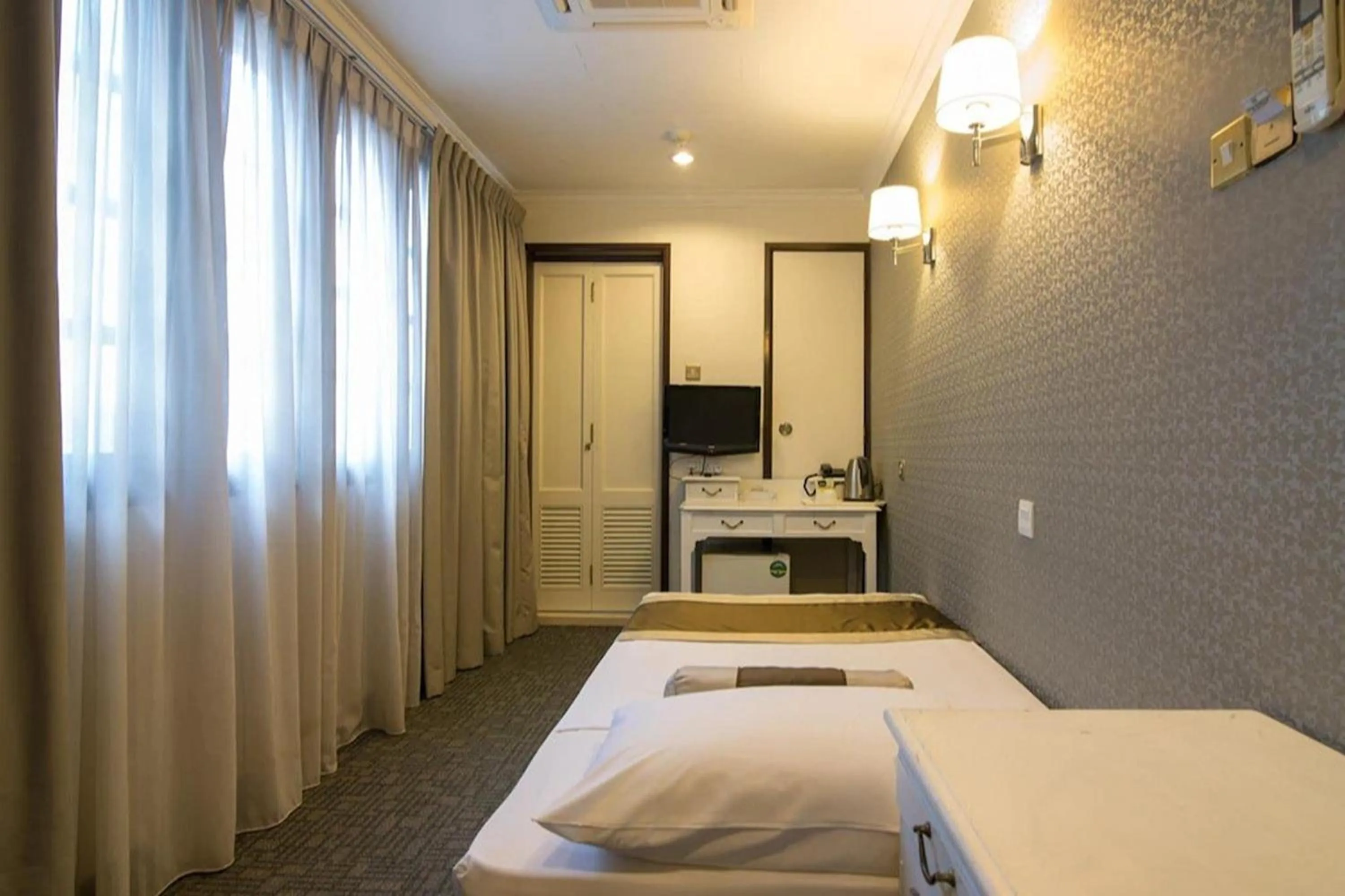 Bed in The Inn at Temple Street