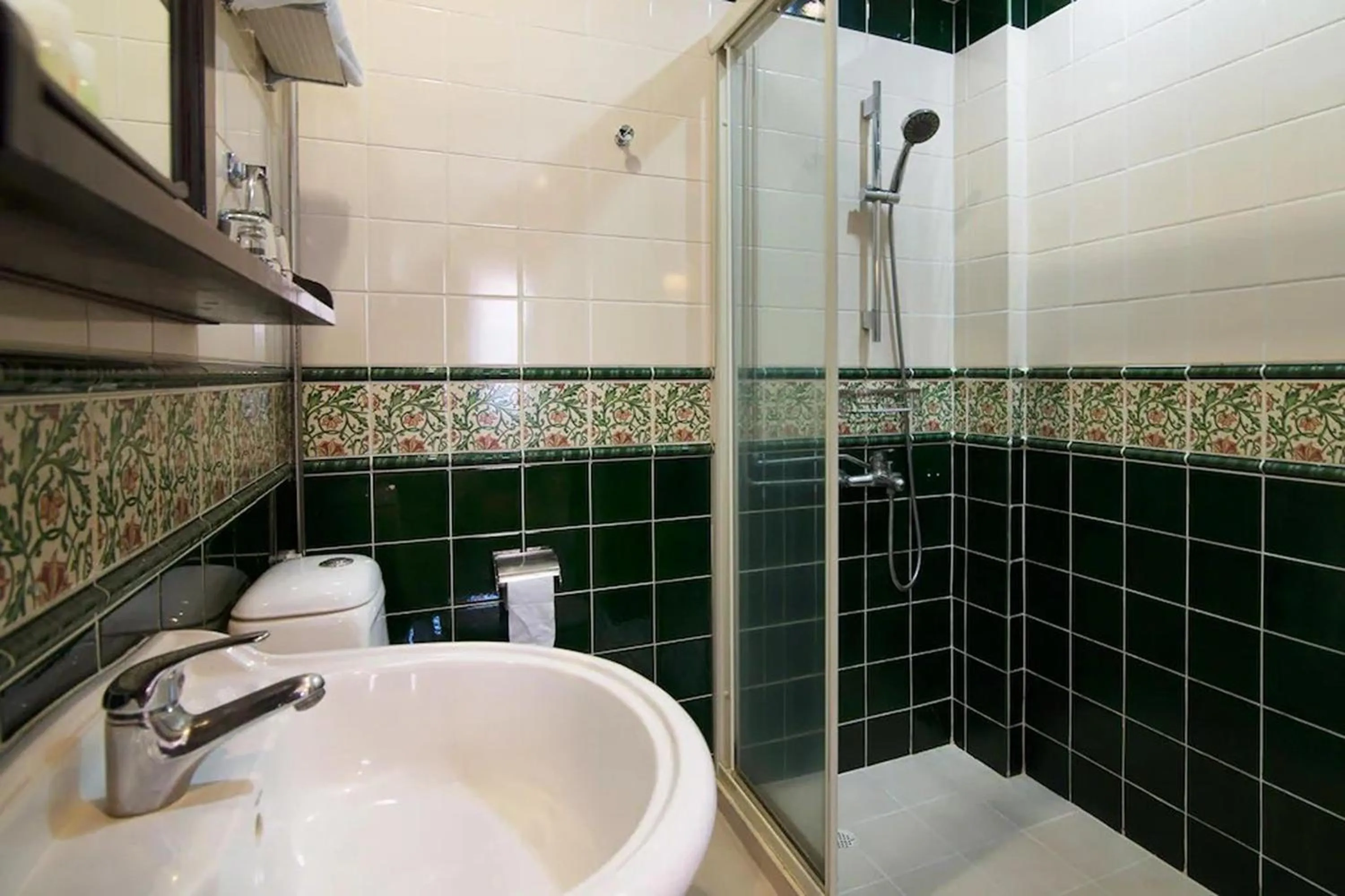 Shower in The Inn at Temple Street