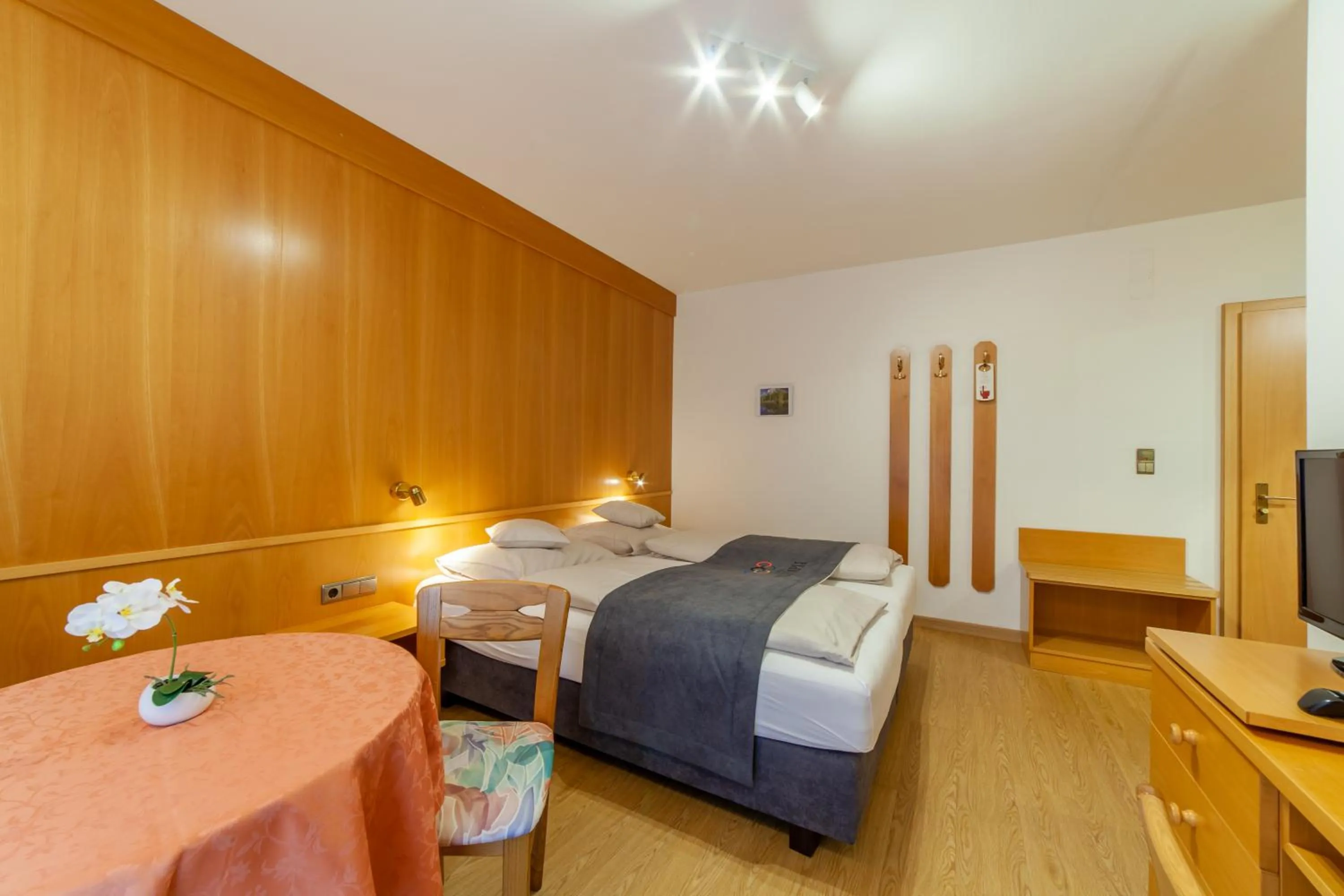 Photo of the whole room, Bed in Frühstücks-Hotel Olympia