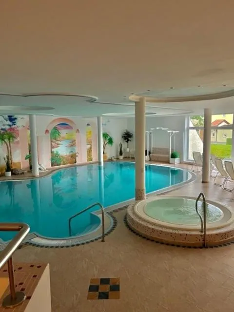Swimming pool in Frühstücks-Hotel Olympia