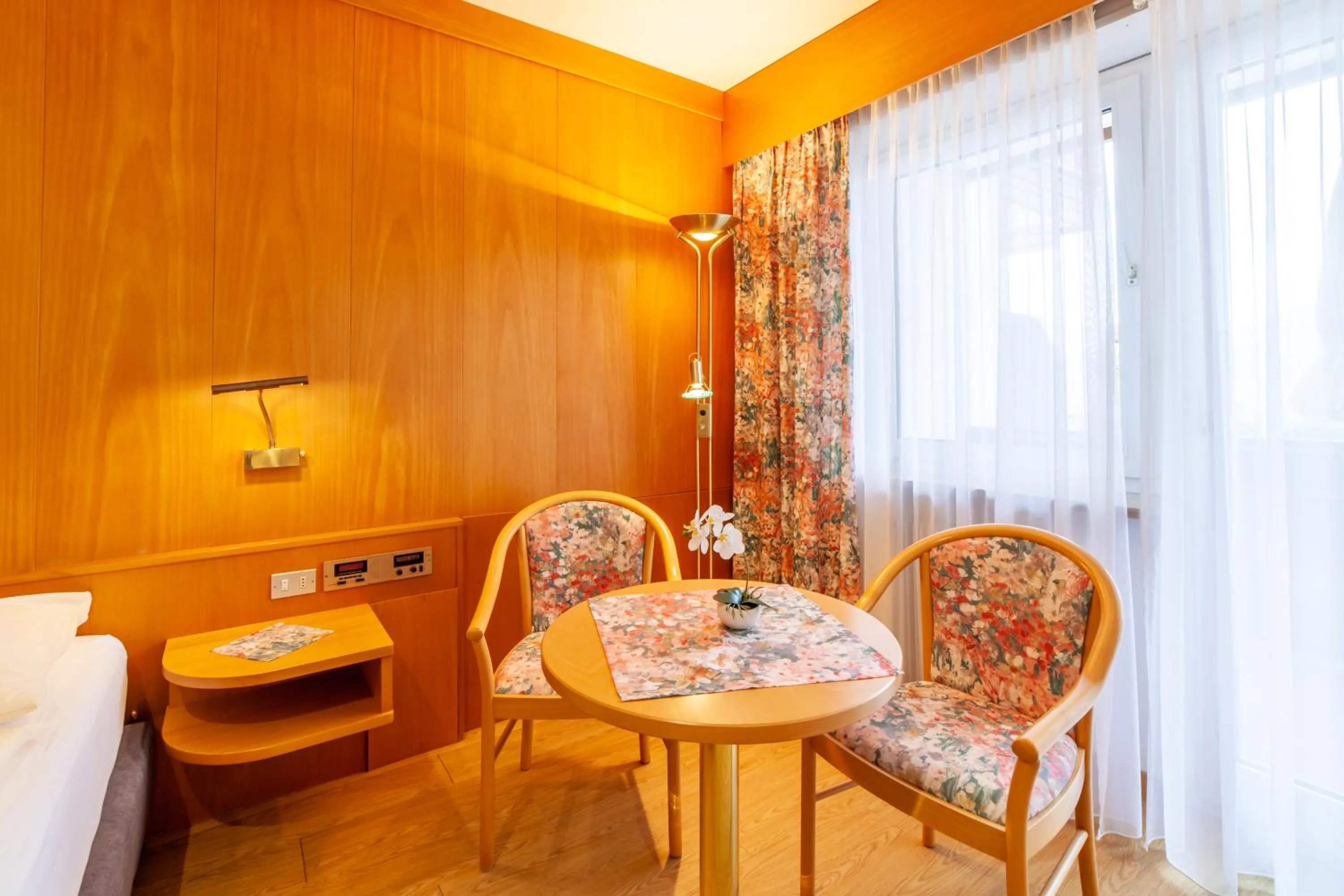 Seating area, Bed in Frühstücks-Hotel Olympia