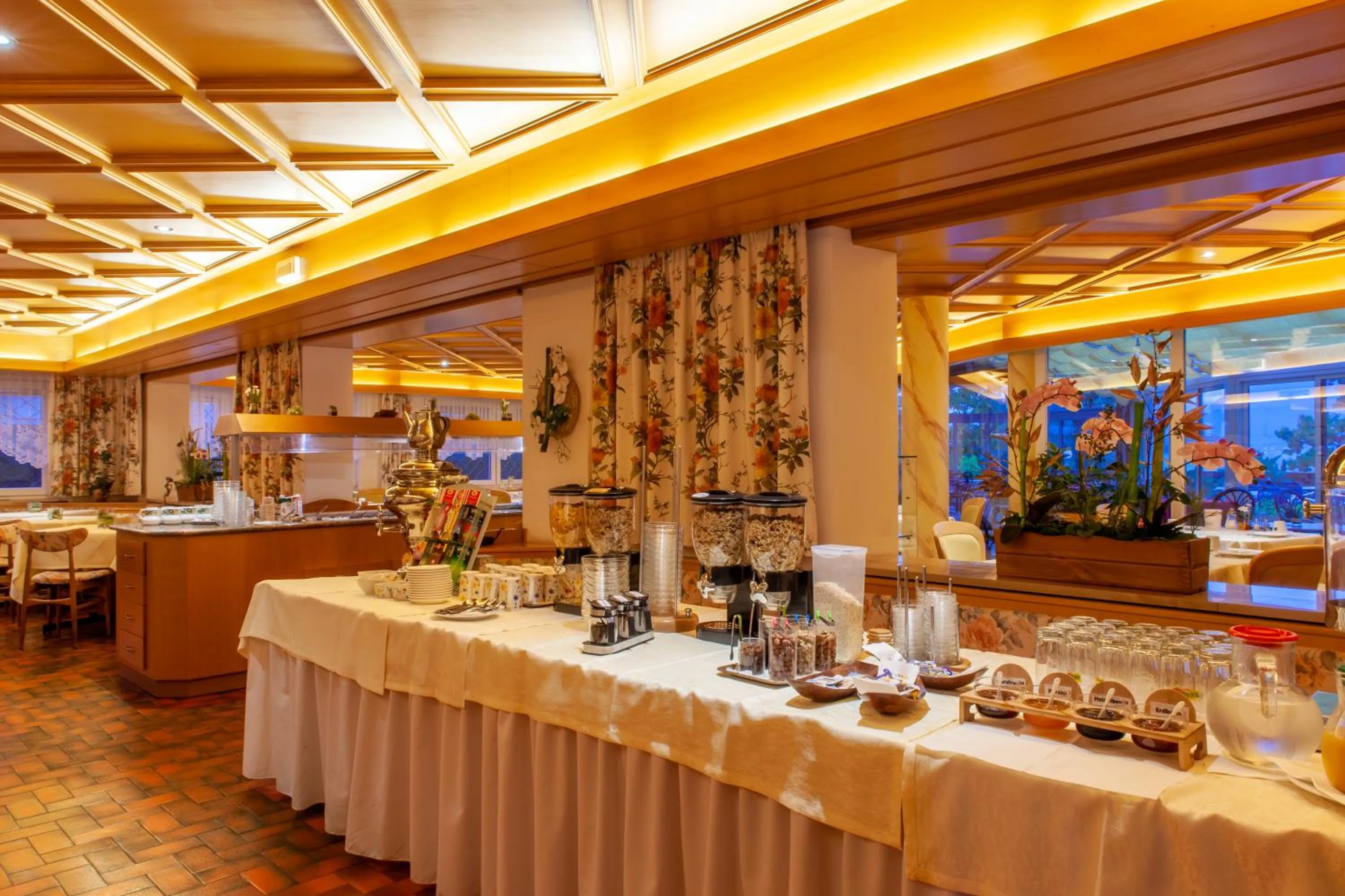 Buffet breakfast in Frühstücks-Hotel Olympia