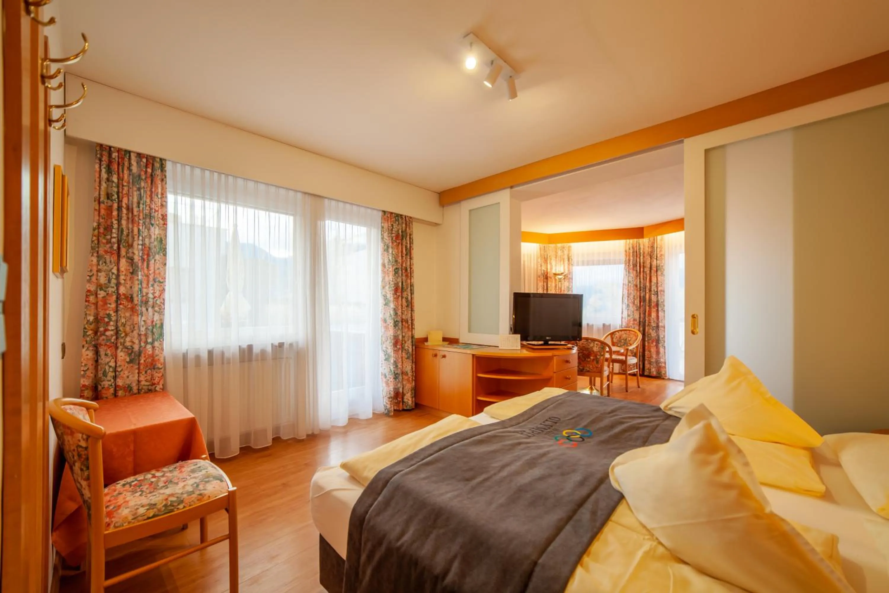 Photo of the whole room, Bed in Frühstücks-Hotel Olympia