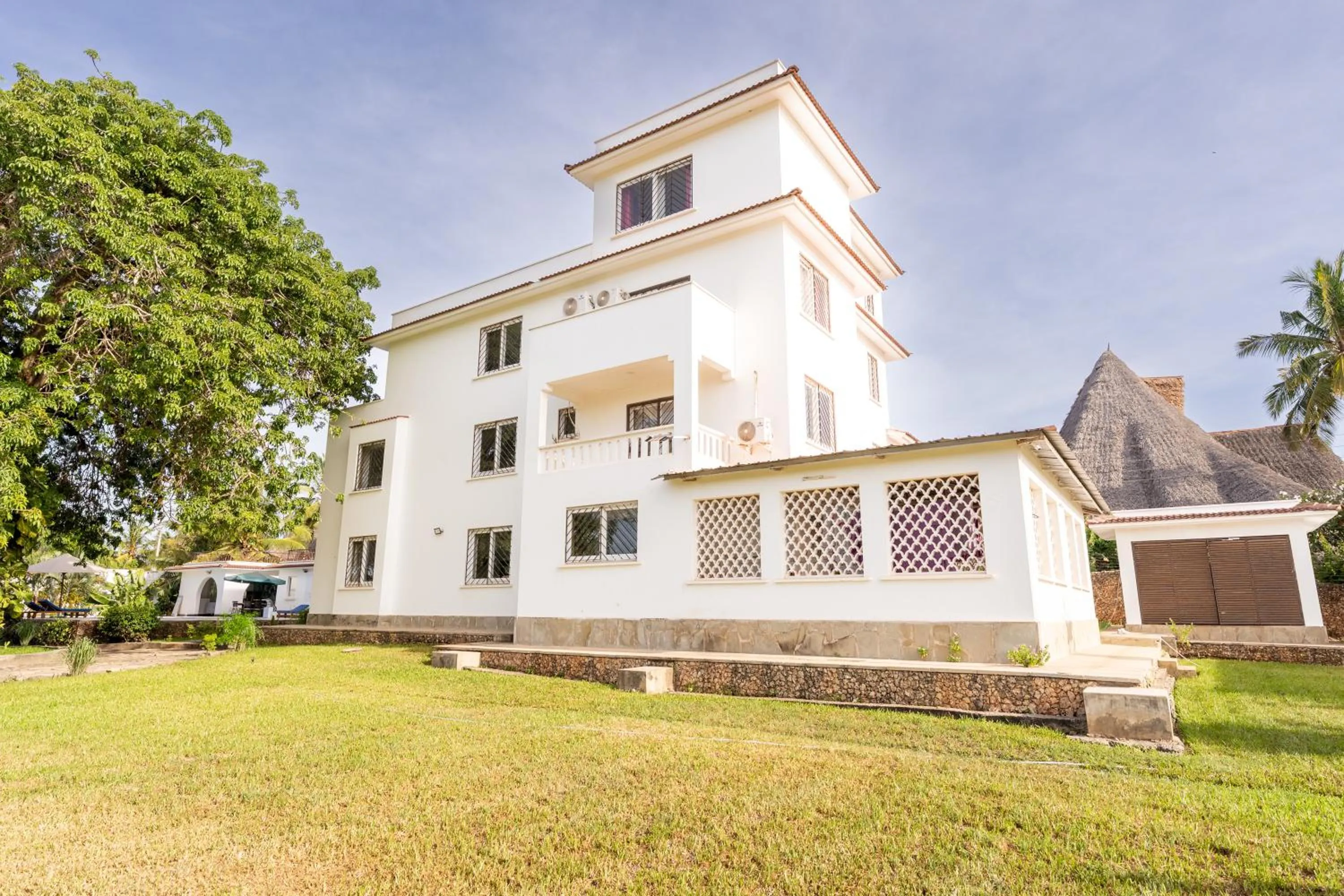 Property building in Queens Chateau Boutique Villa