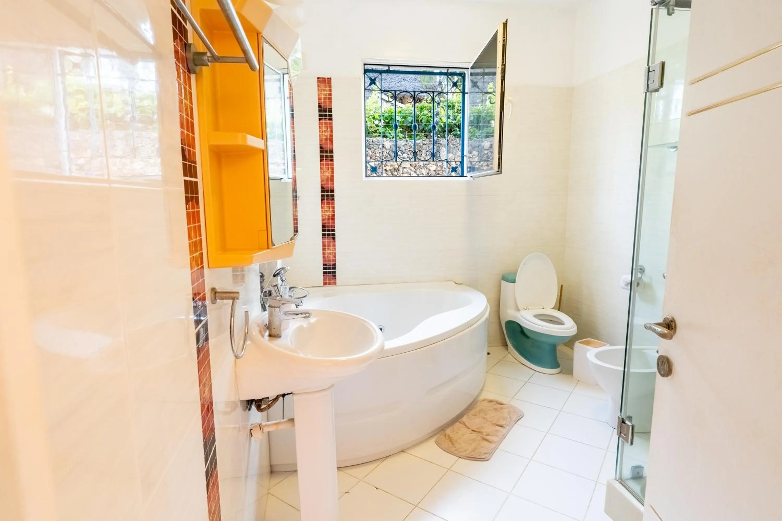 Shower in Queens Chateau Boutique Villa