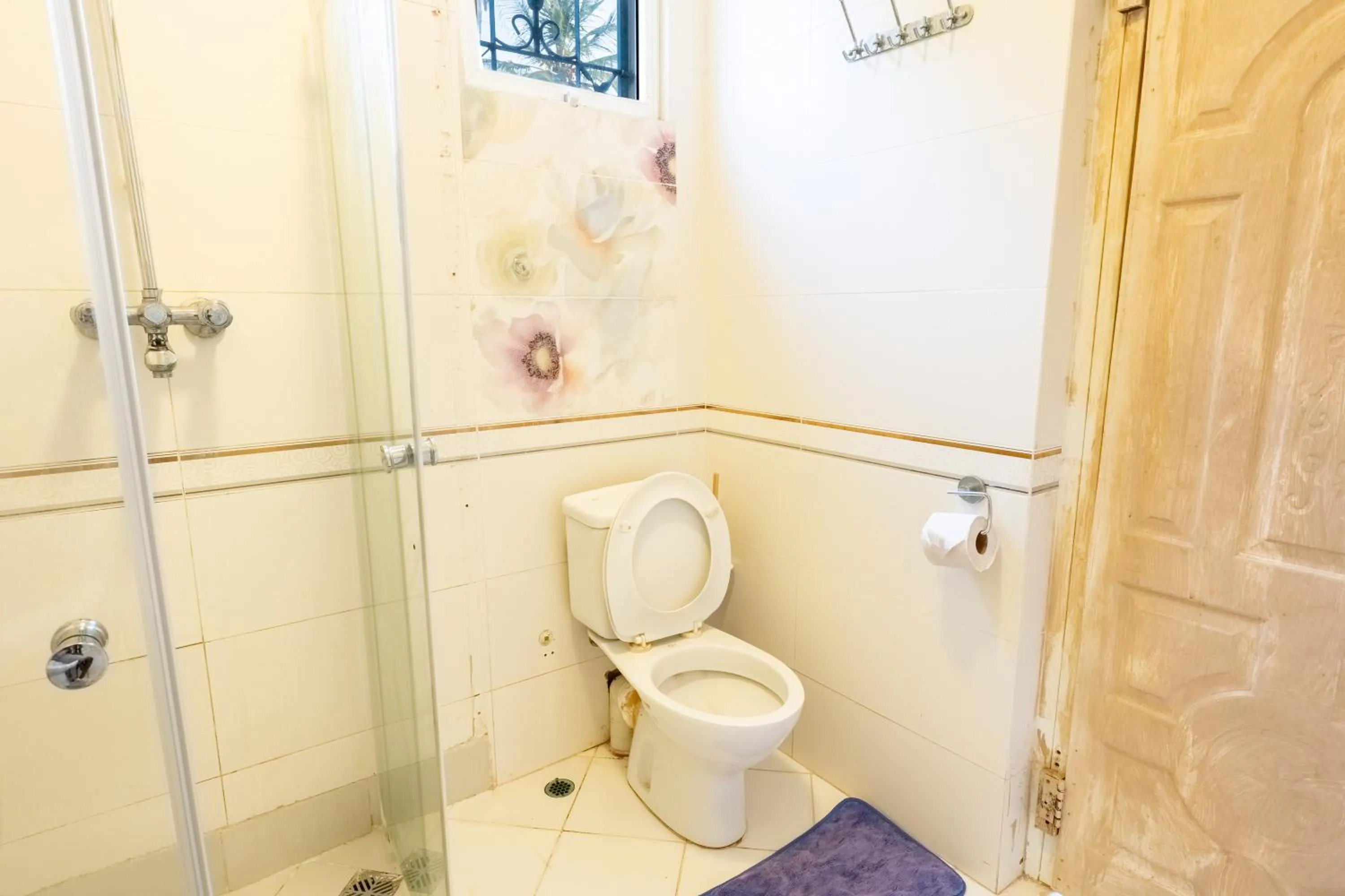 Shower in Queens Chateau Boutique Villa