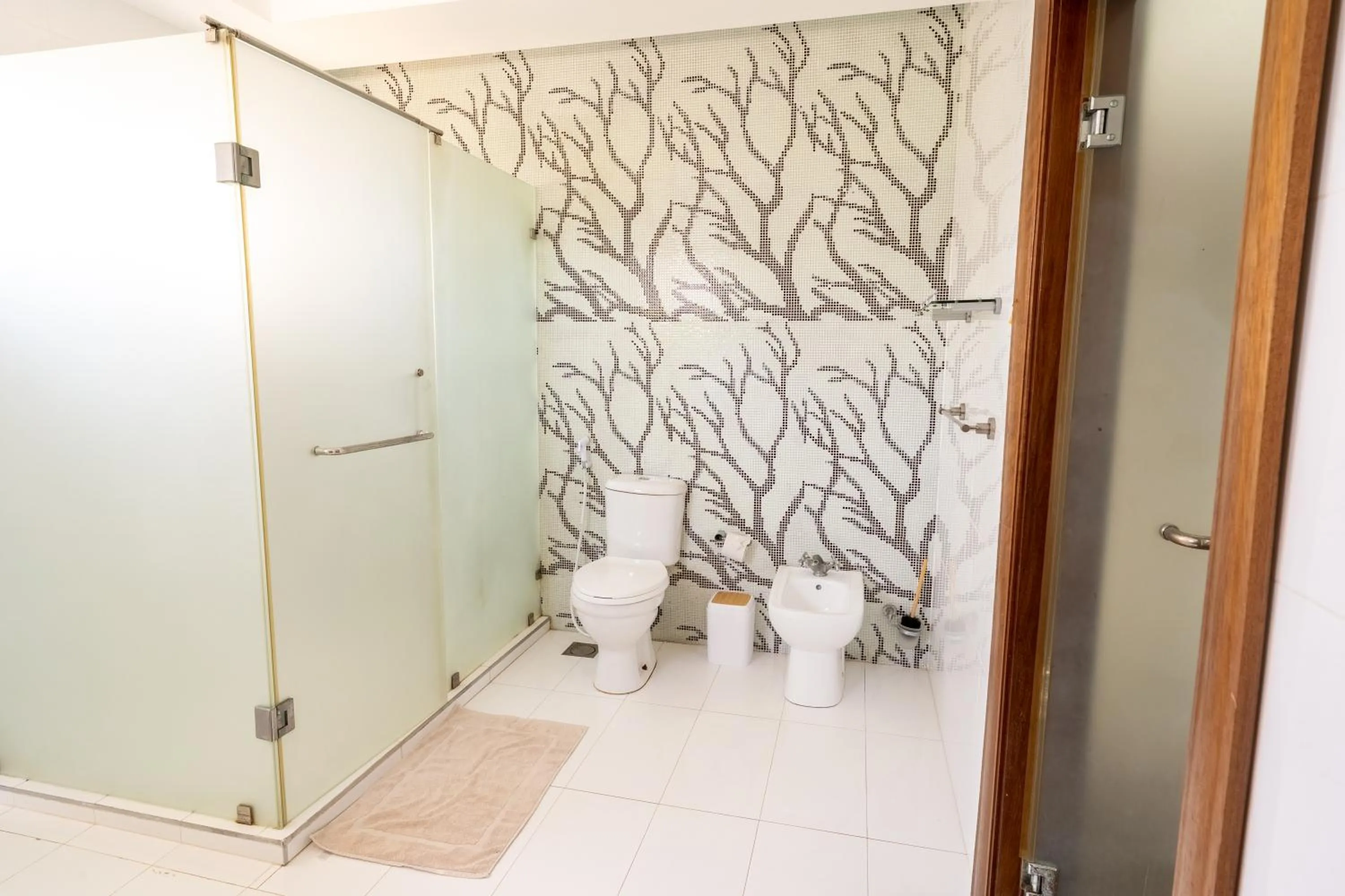 Toilet in Queens Chateau Boutique Villa