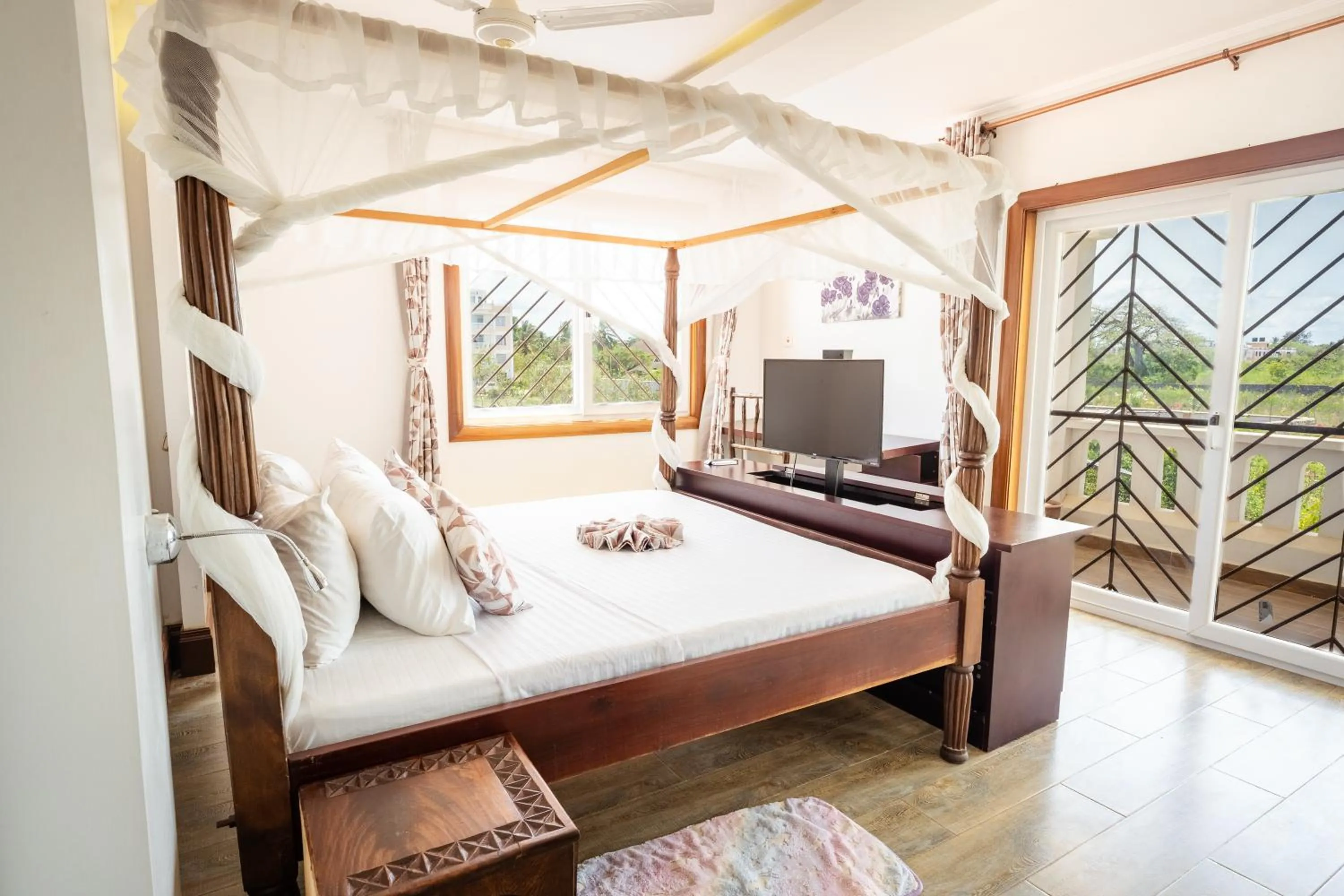 Bed in Queens Chateau Boutique Villa