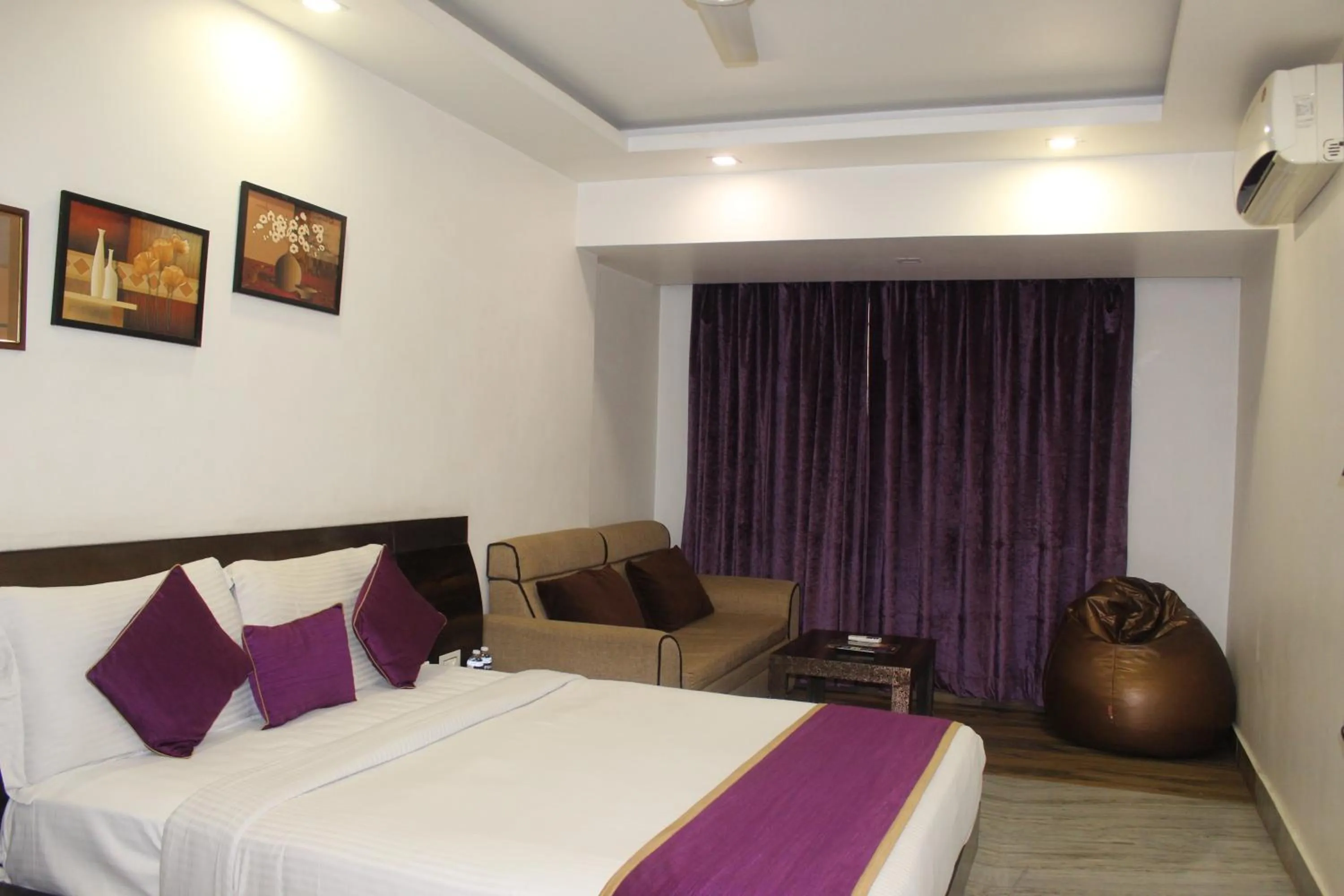 Seating area, Bed in Hotel Planet Four