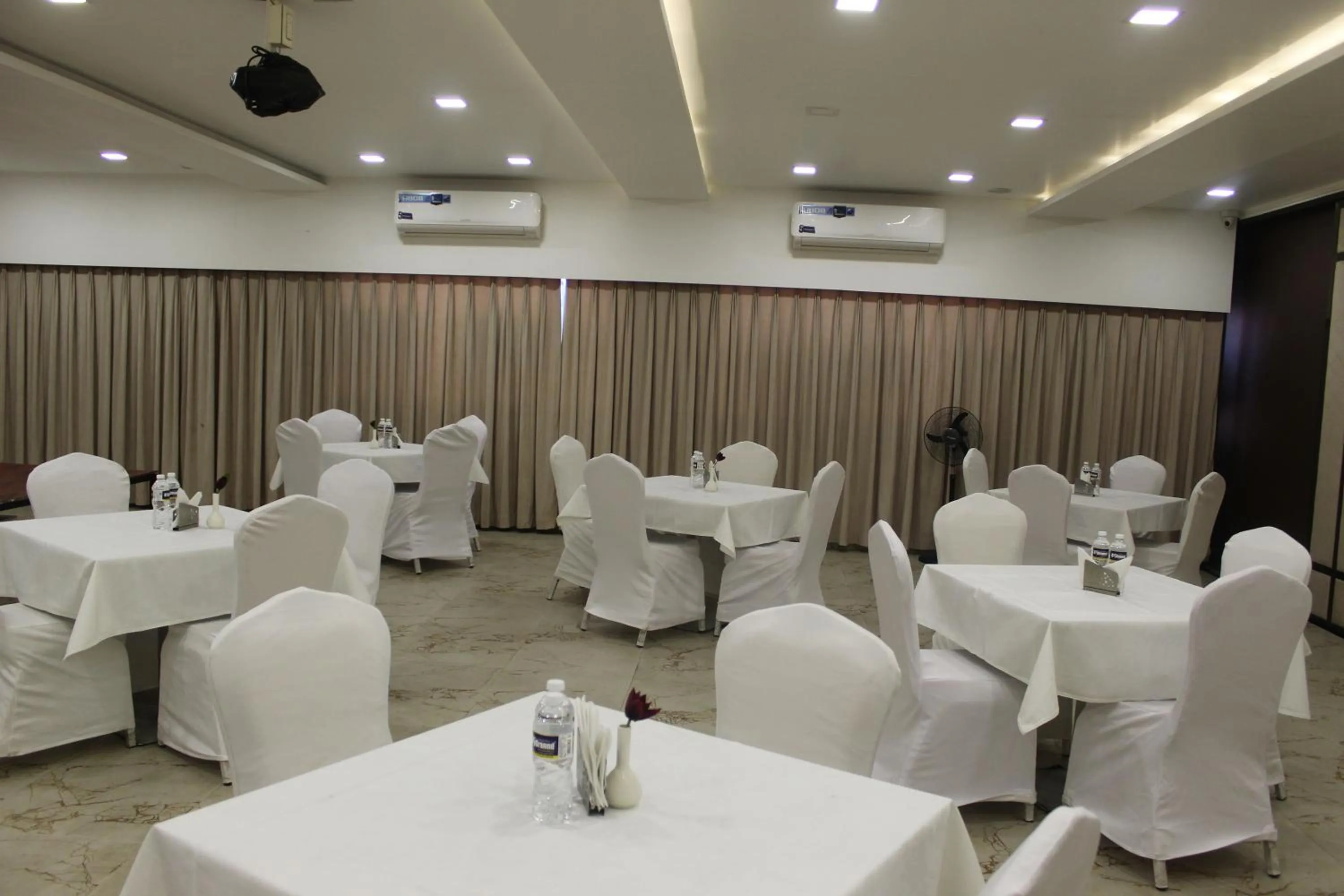 Restaurant/places to eat in Hotel Planet Four